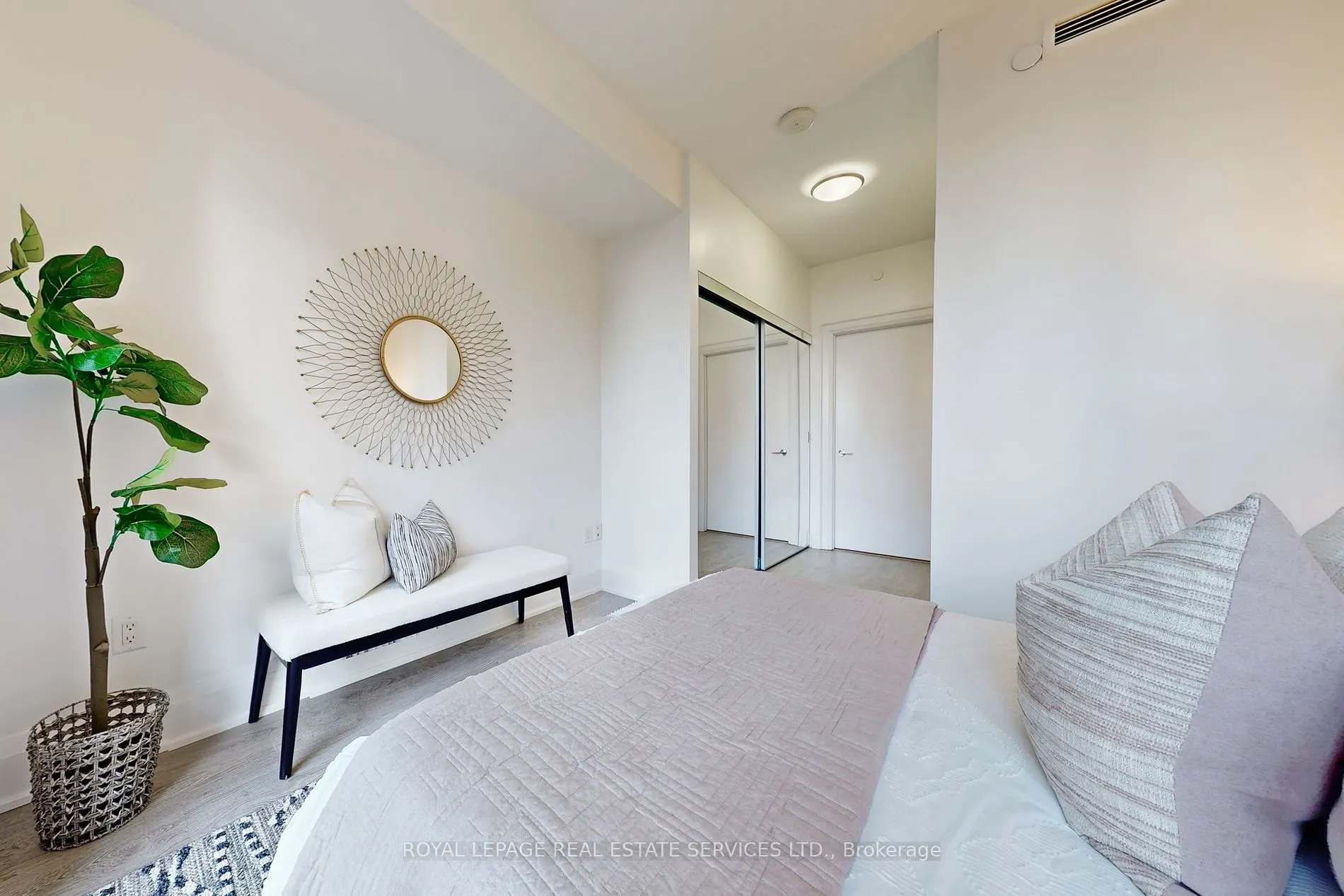 30 Roehampton Ave, #413