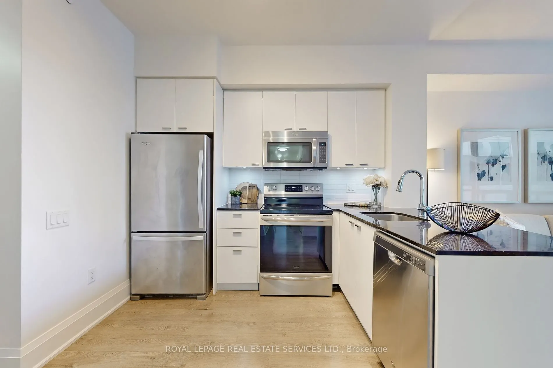 30 Roehampton Ave, #413