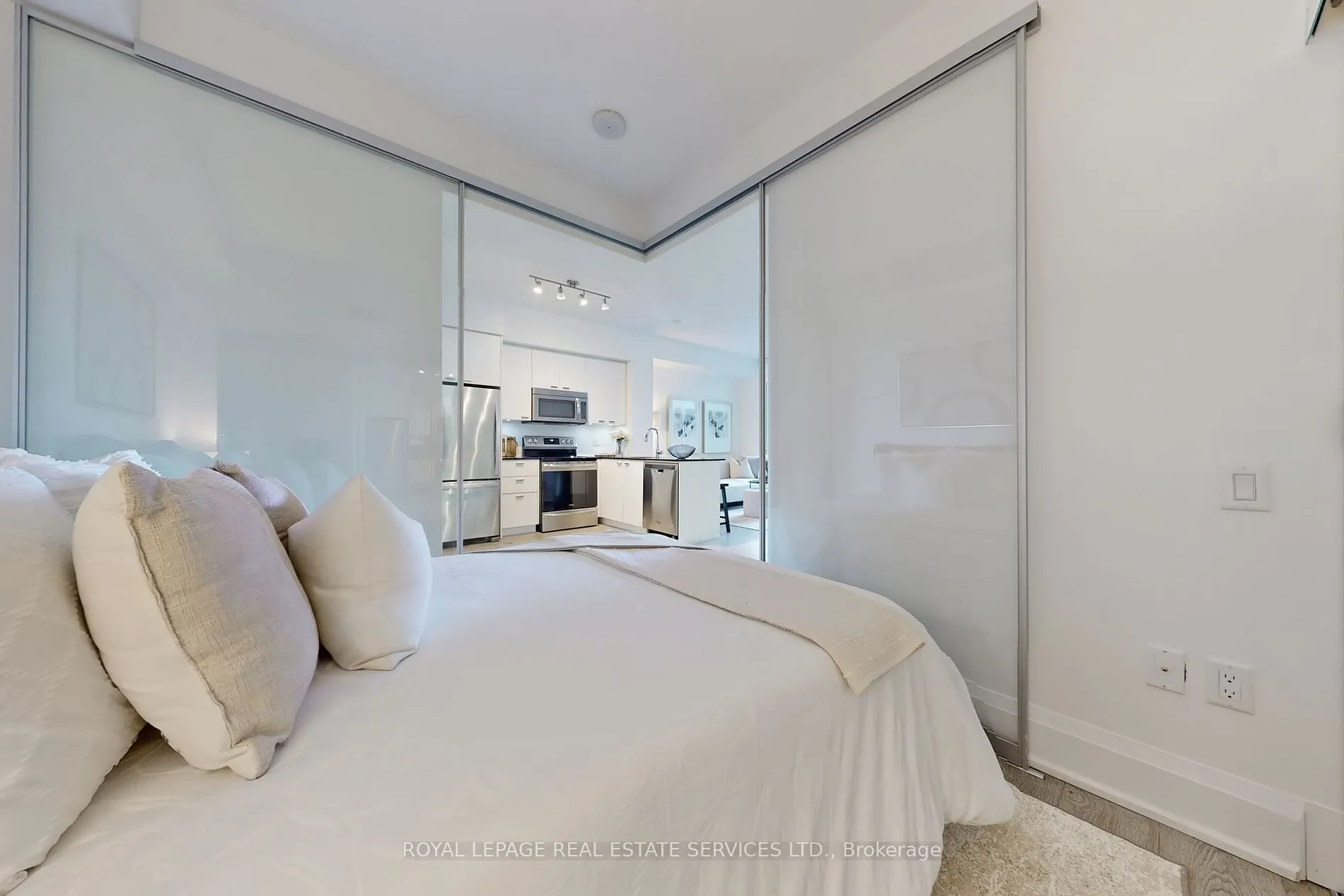 30 Roehampton Ave, #413