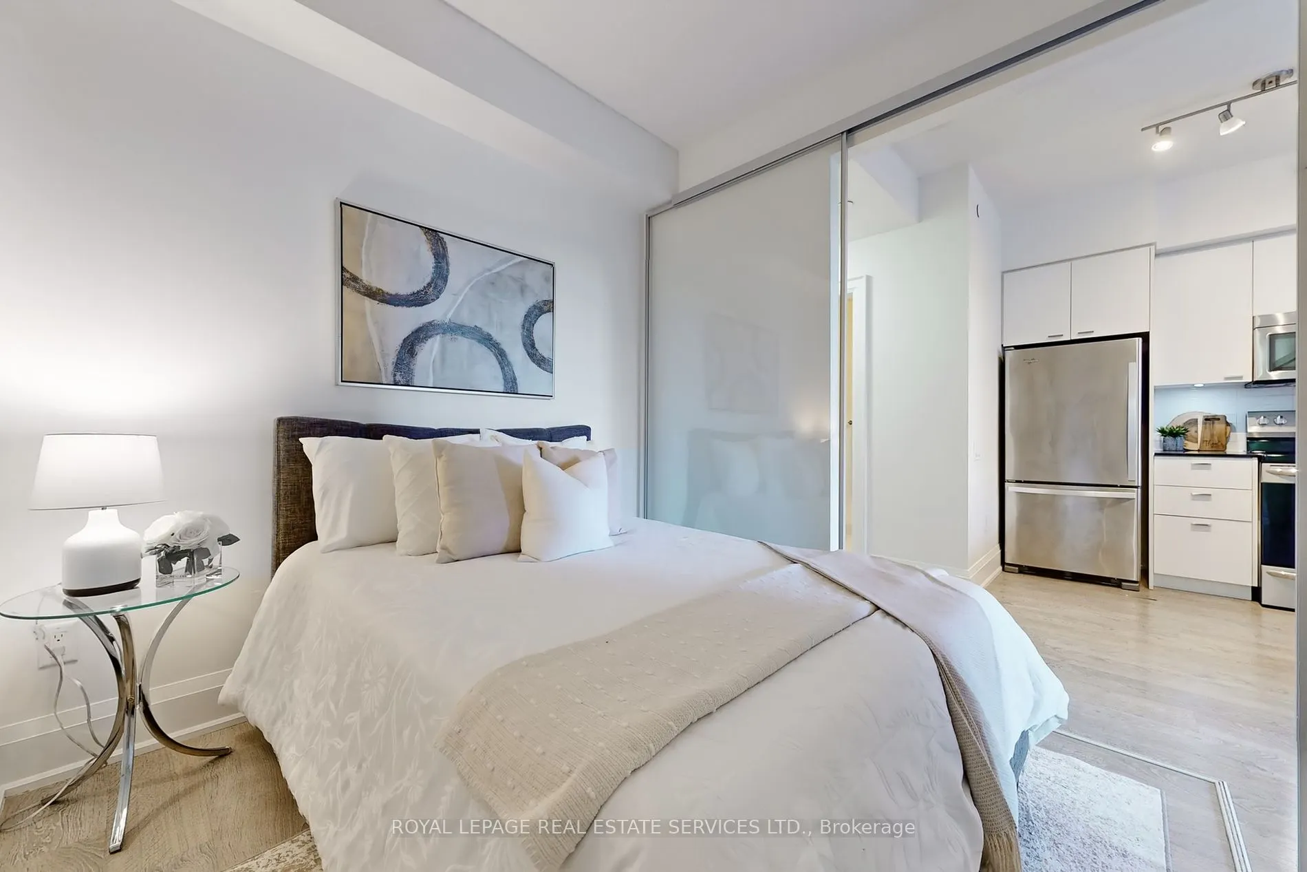 30 Roehampton Ave, #413