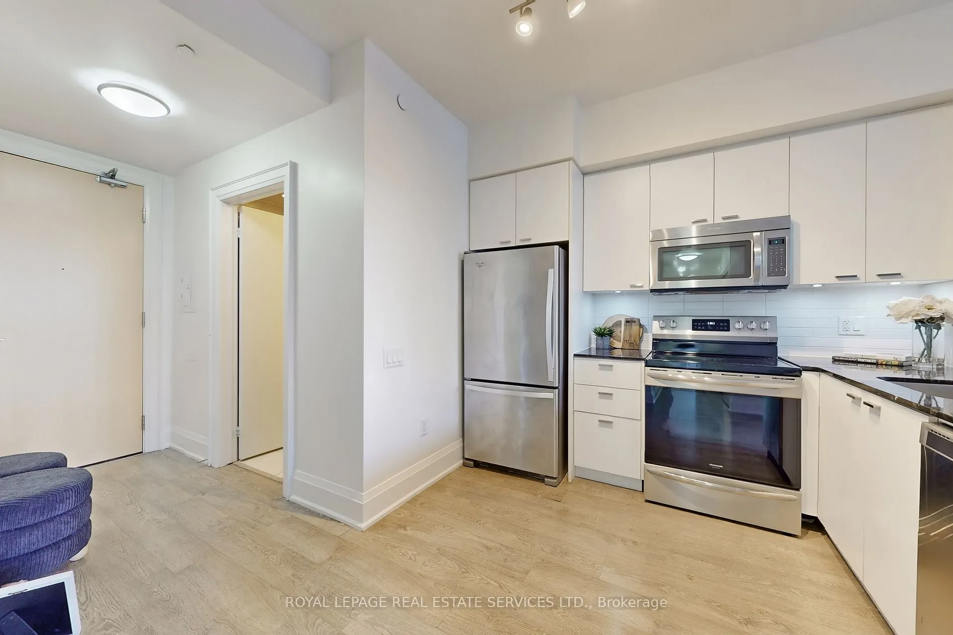 30 Roehampton Ave, #413
