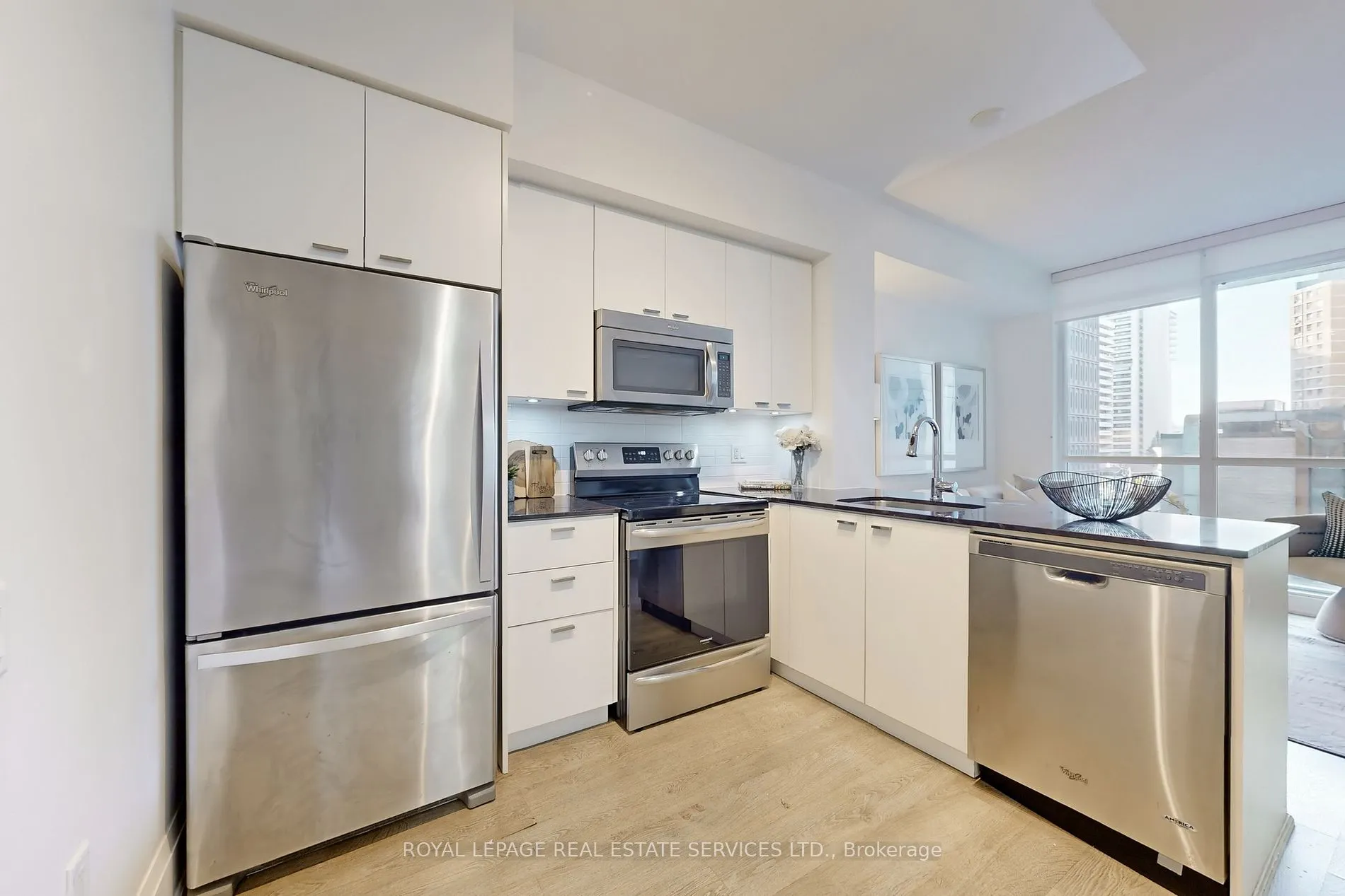 30 Roehampton Ave, #413