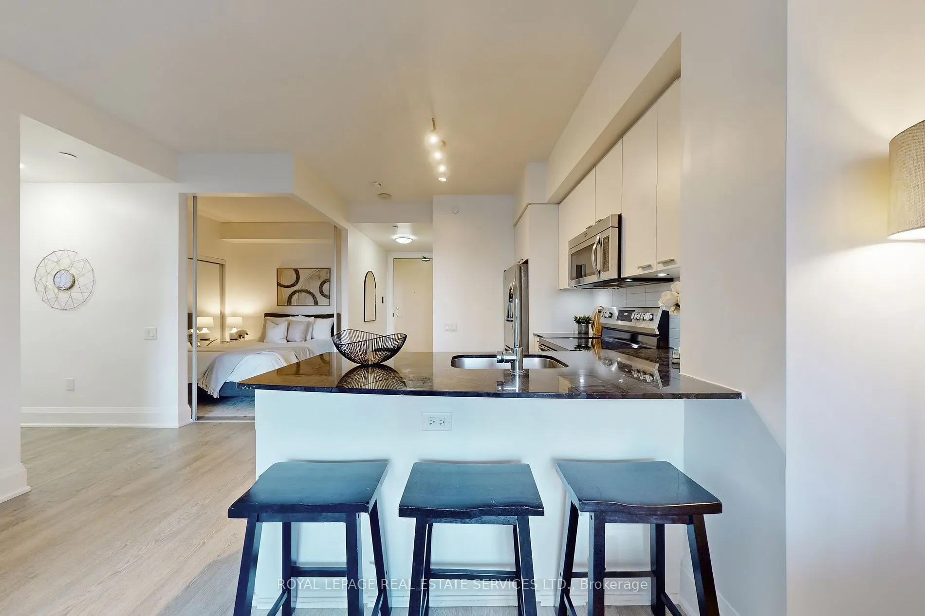 30 Roehampton Ave, #413