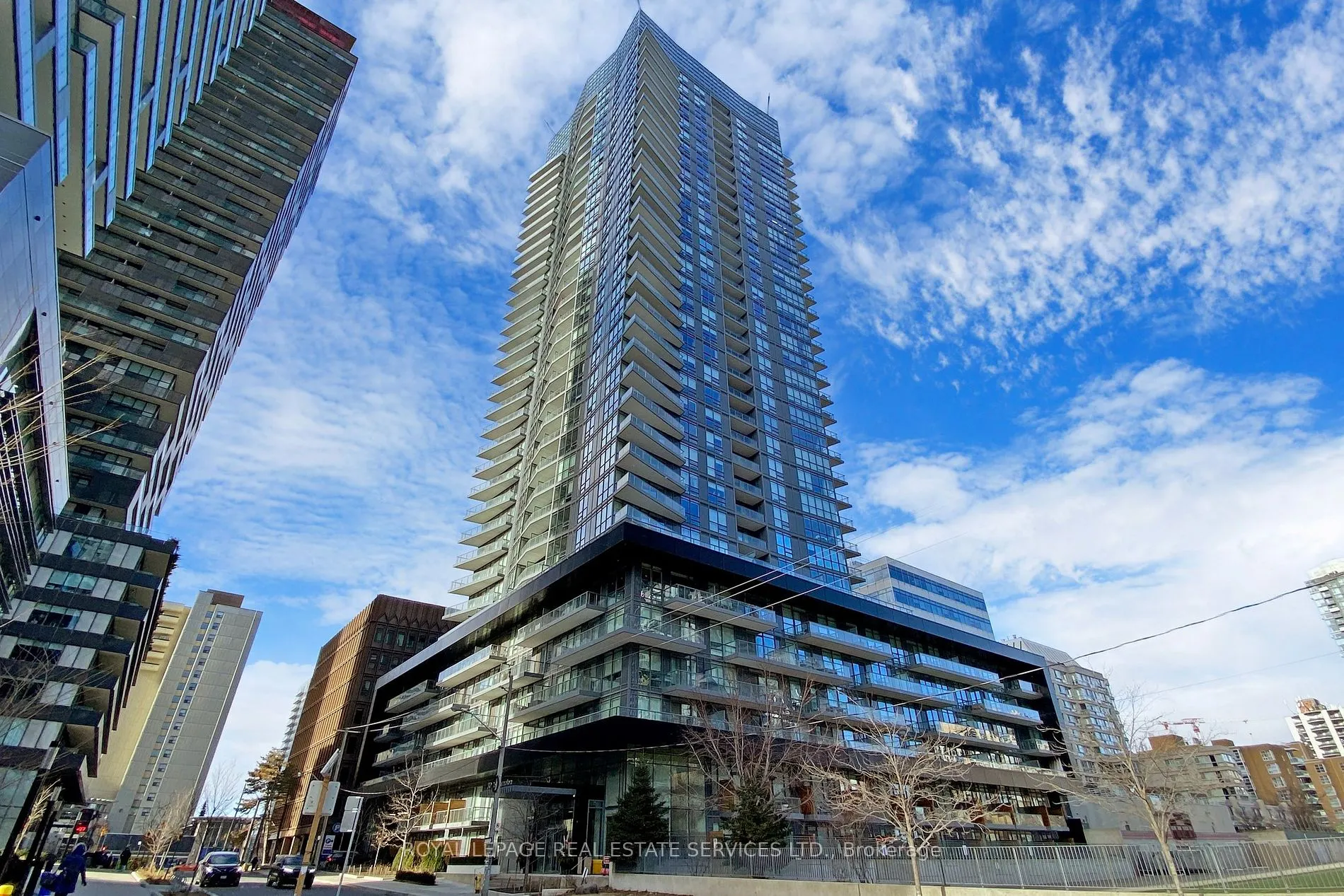 30 Roehampton Ave, #413
