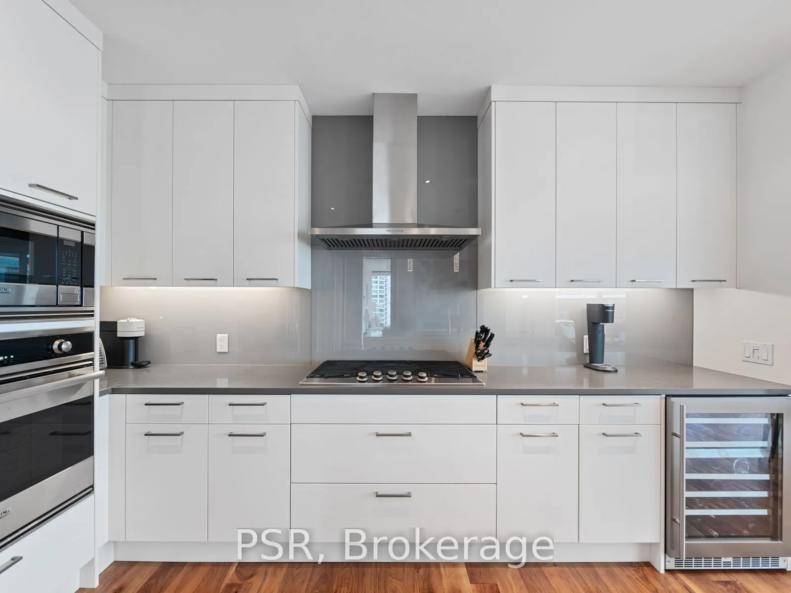 77 Charles St W, #906