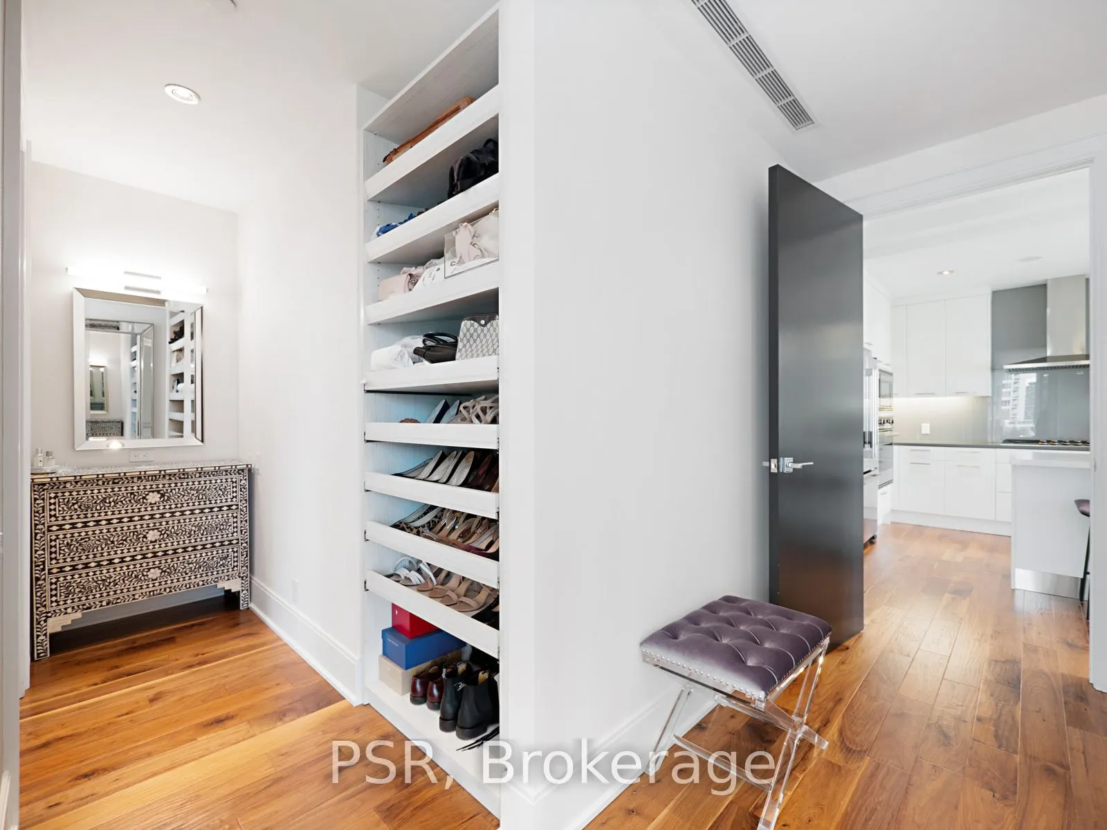 77 Charles St W, #906