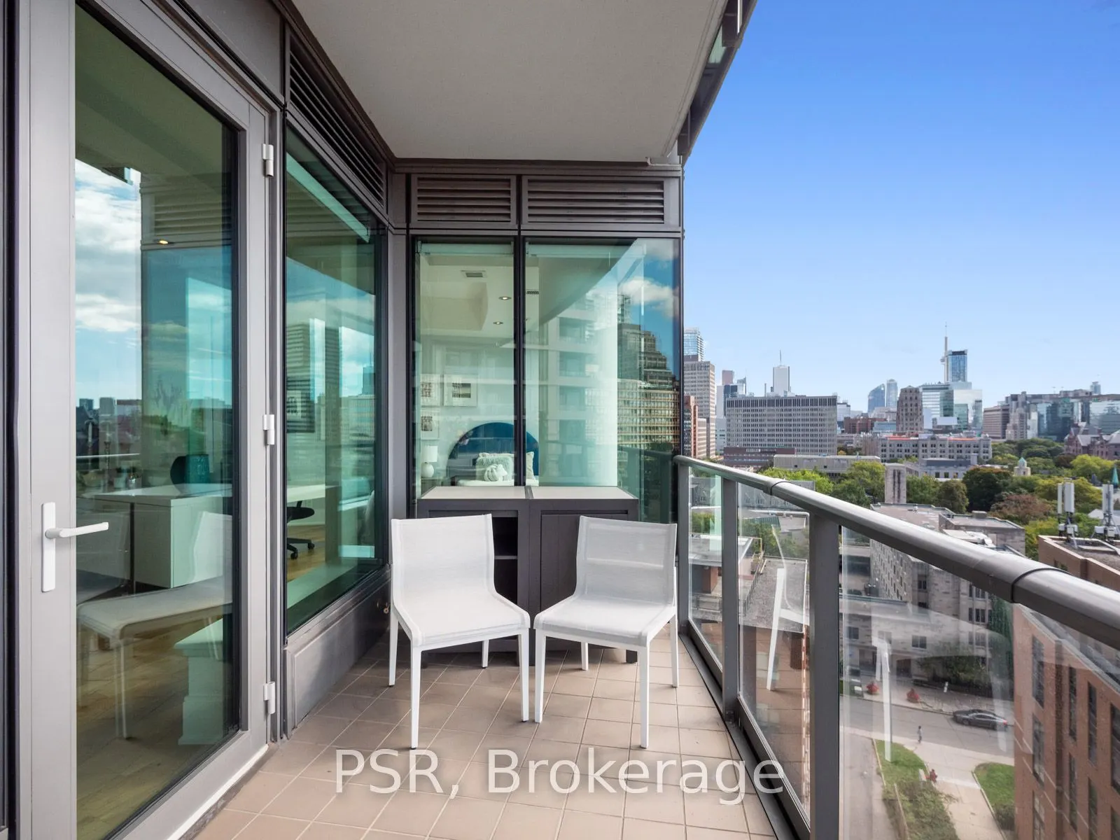 77 Charles St W, #906