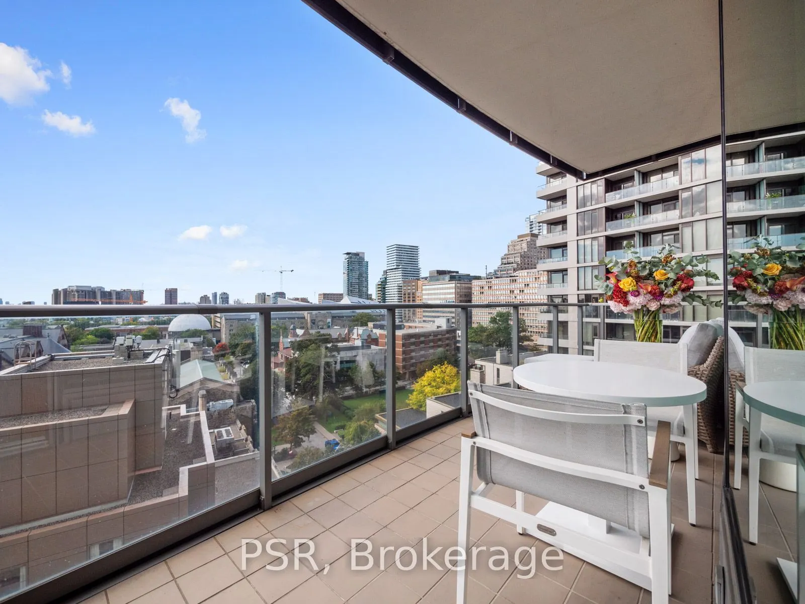 77 Charles St W, #906