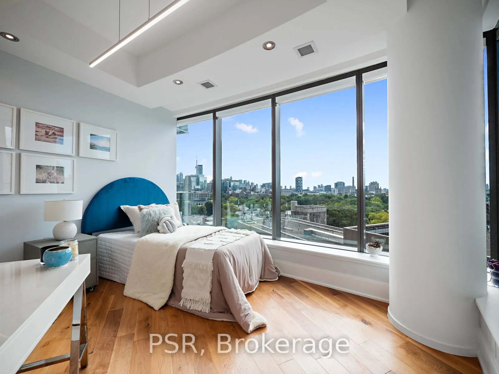 77 Charles St W, #906