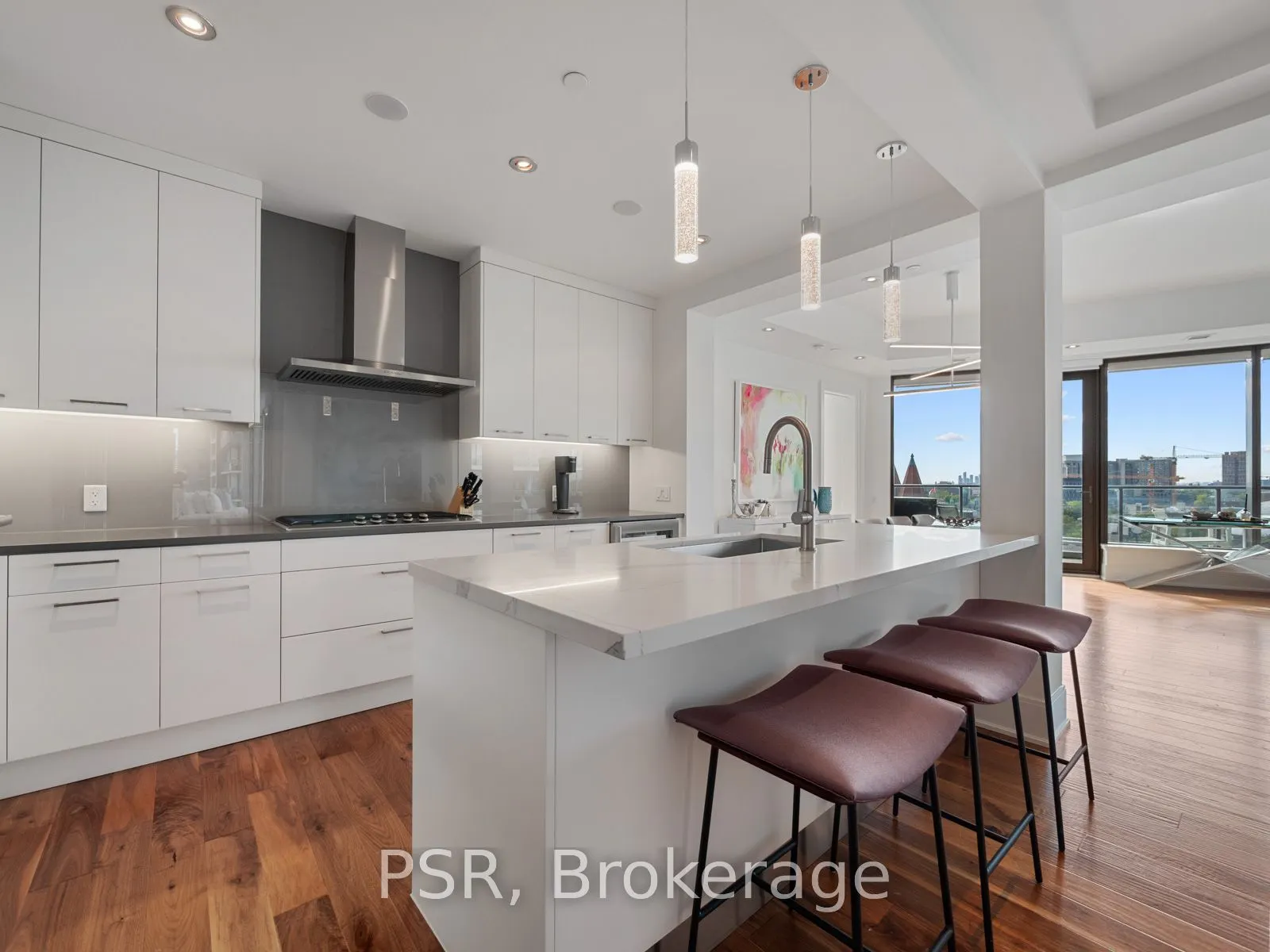 77 Charles St W, #906