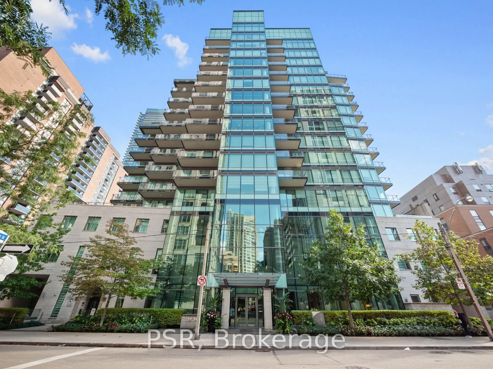 77 Charles St W, #906
