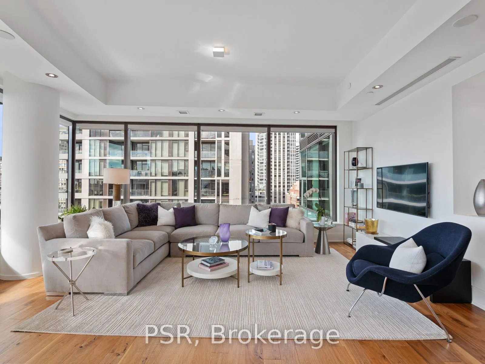 77 Charles St W, #906