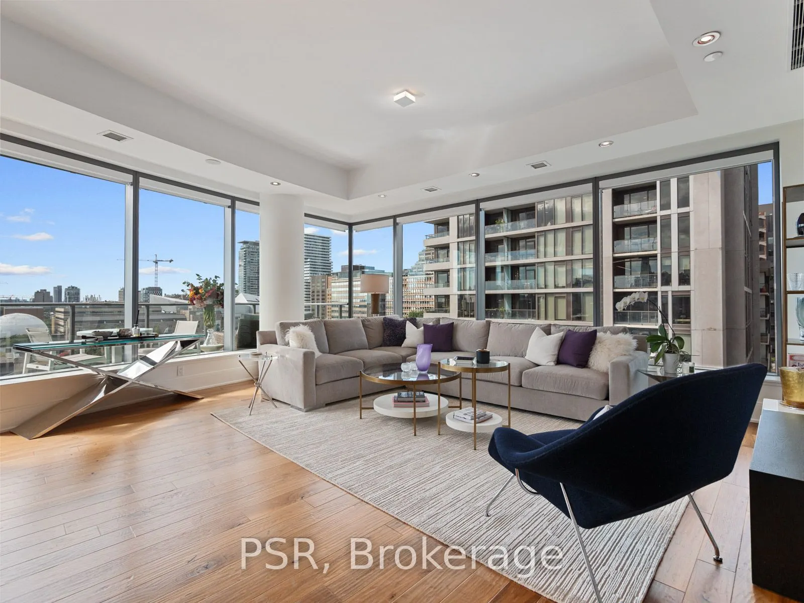 77 Charles St W, #906