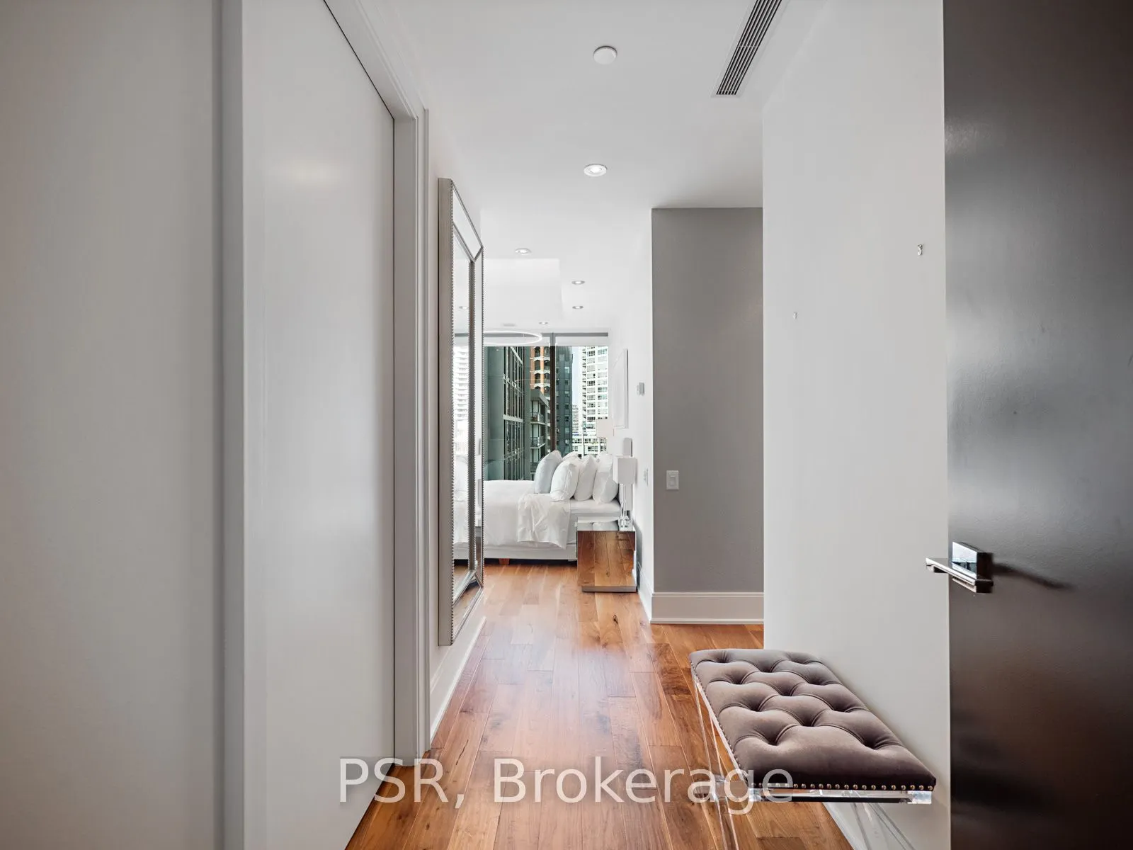 77 Charles St W, #906