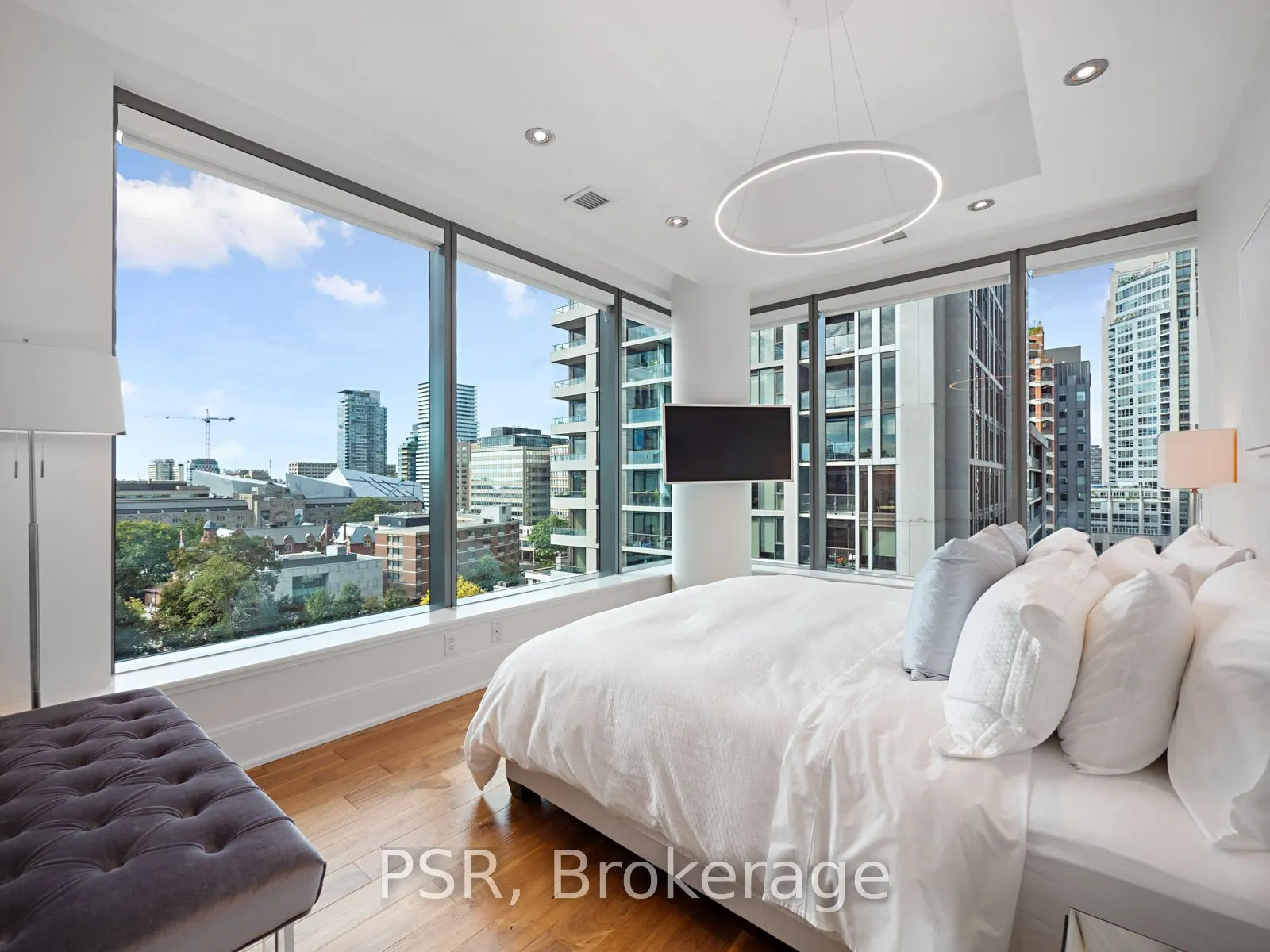 77 Charles St W, #906