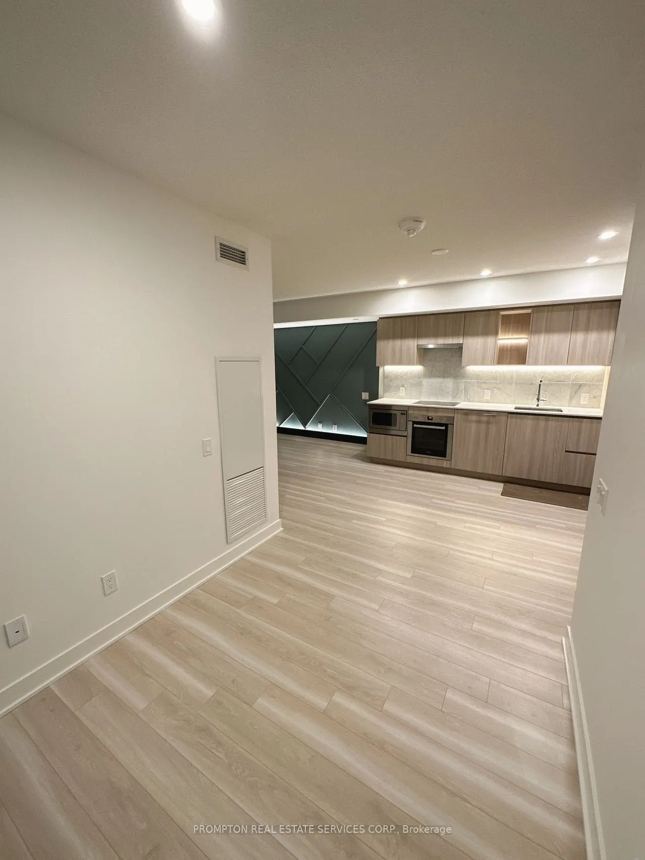 19 Bathurst St, #707
