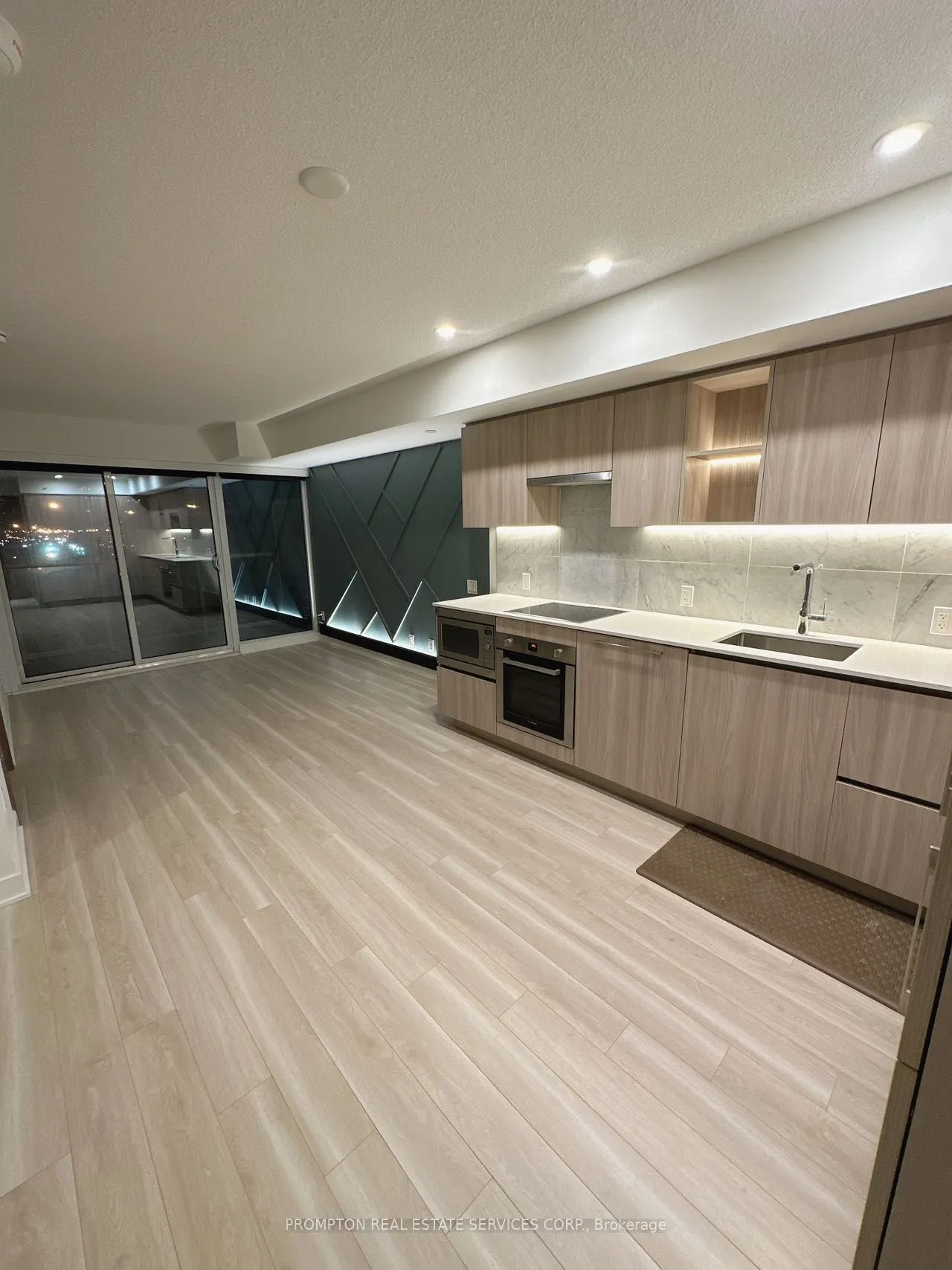 19 Bathurst St, #707