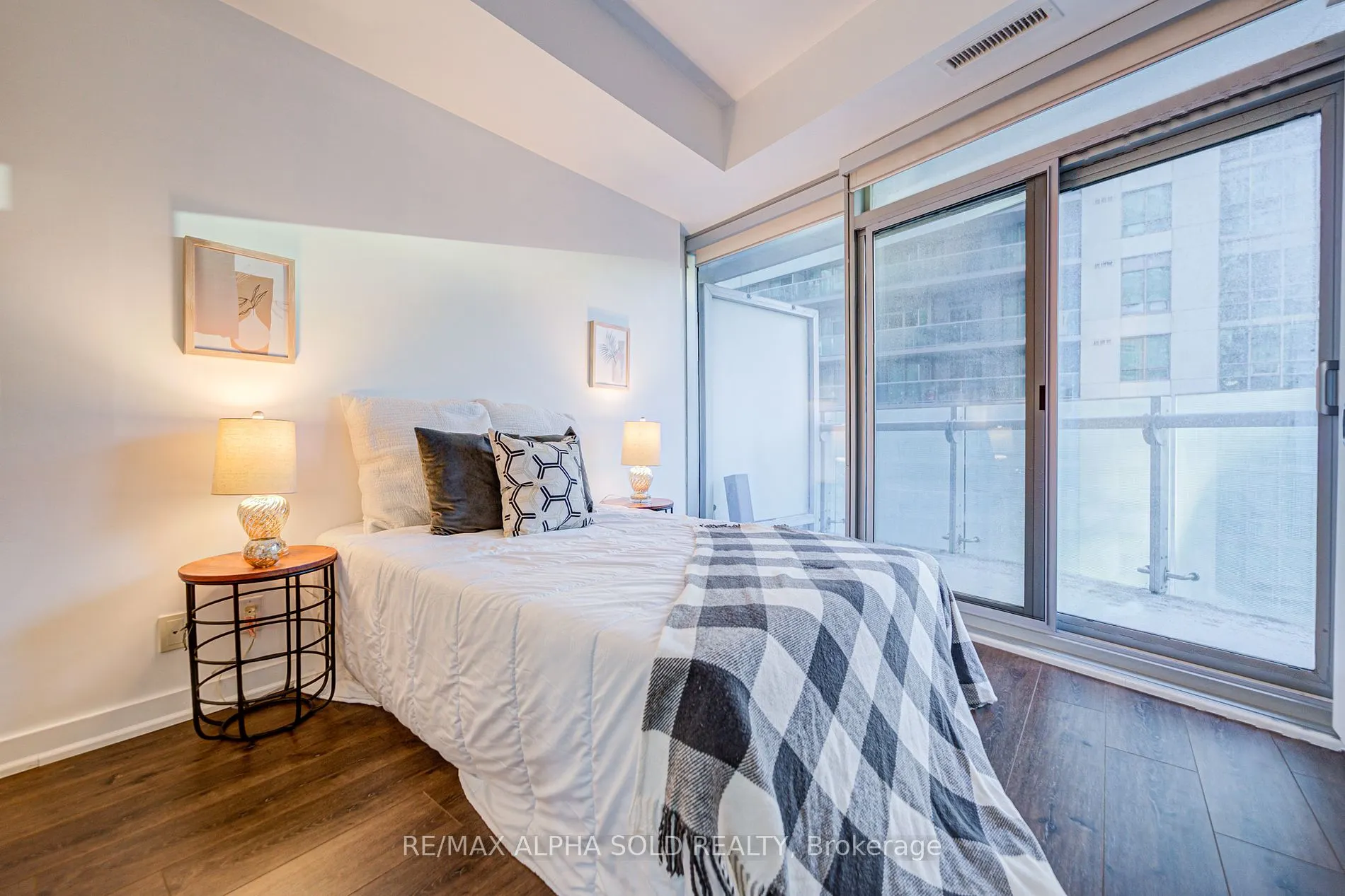 12 York St, #707