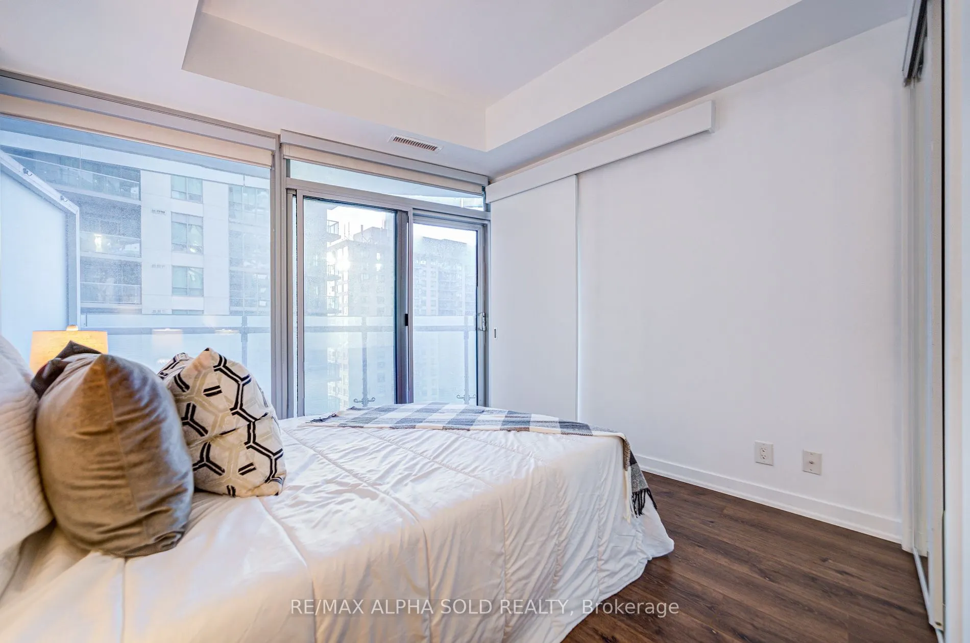 12 York St, #707