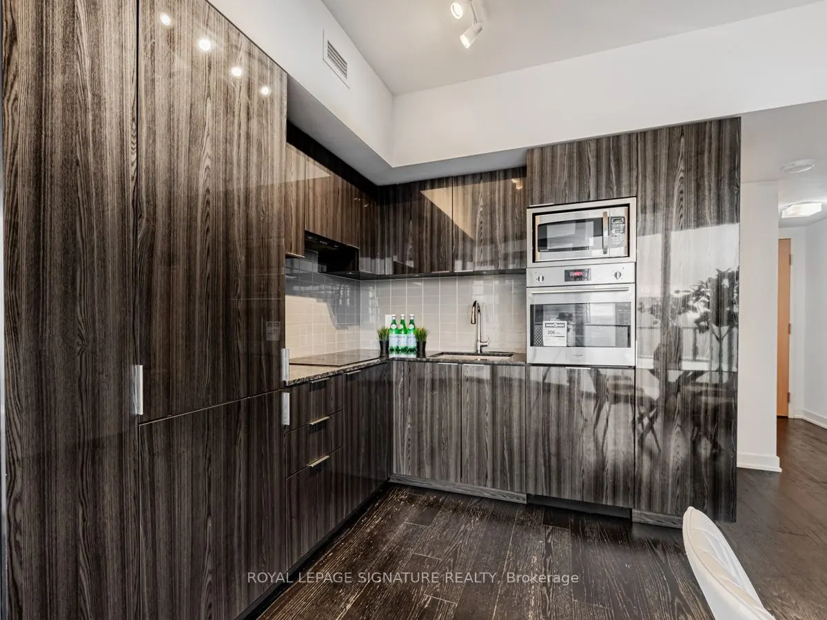 11 Wellesley St W, #4711