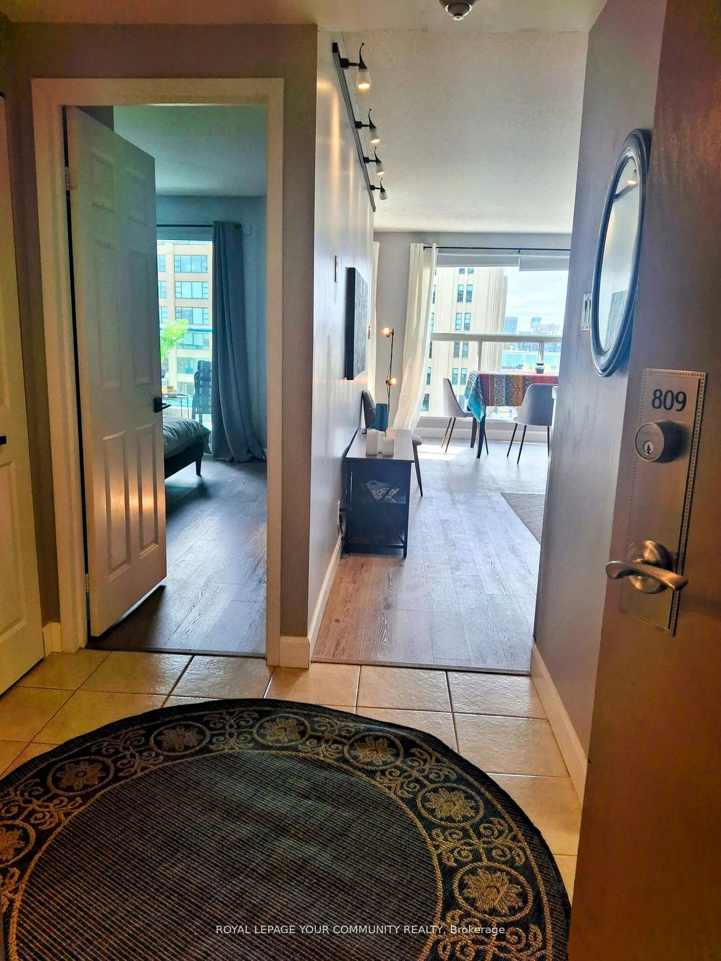 77 Harbour Sq W, #809