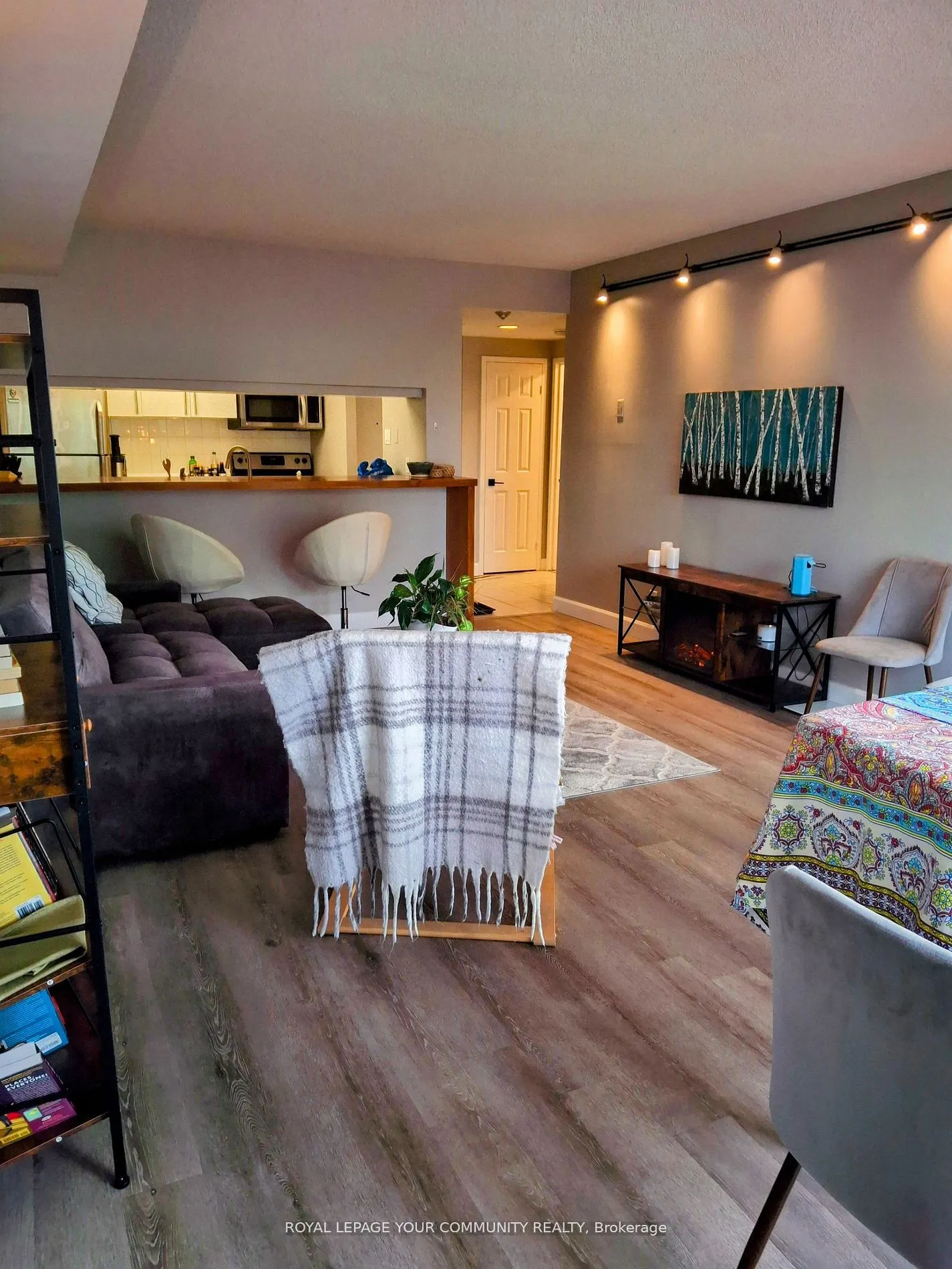 77 Harbour Sq W, #809