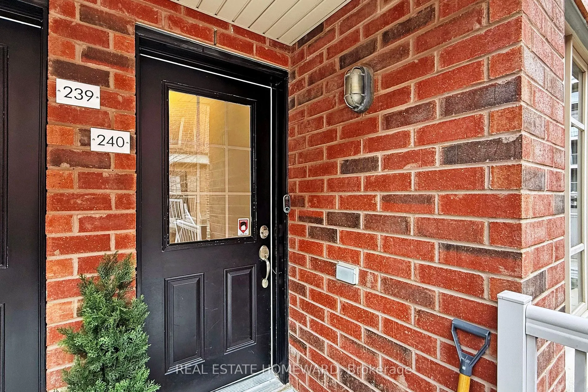 21 Ruttan St, #240