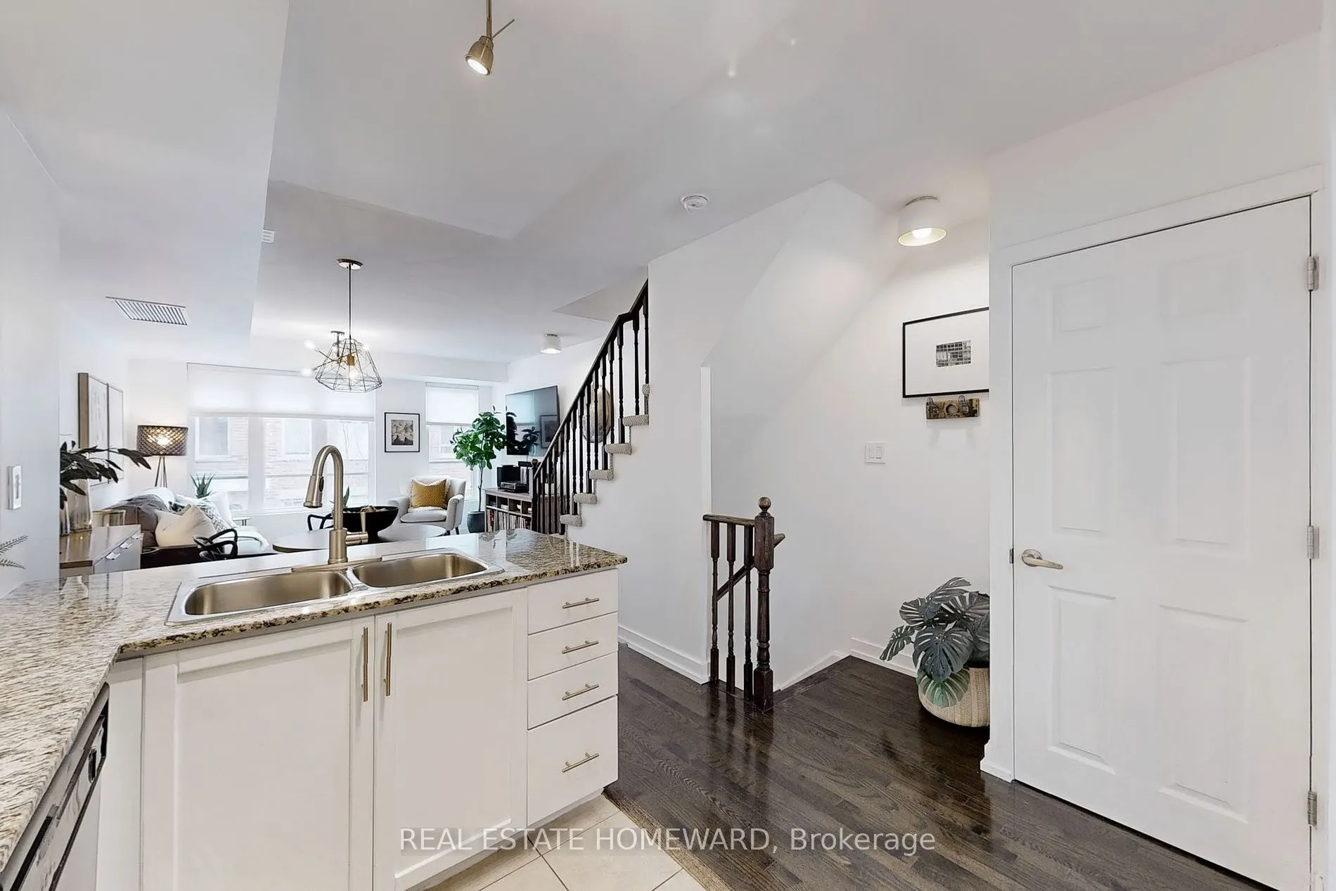 21 Ruttan St, #240