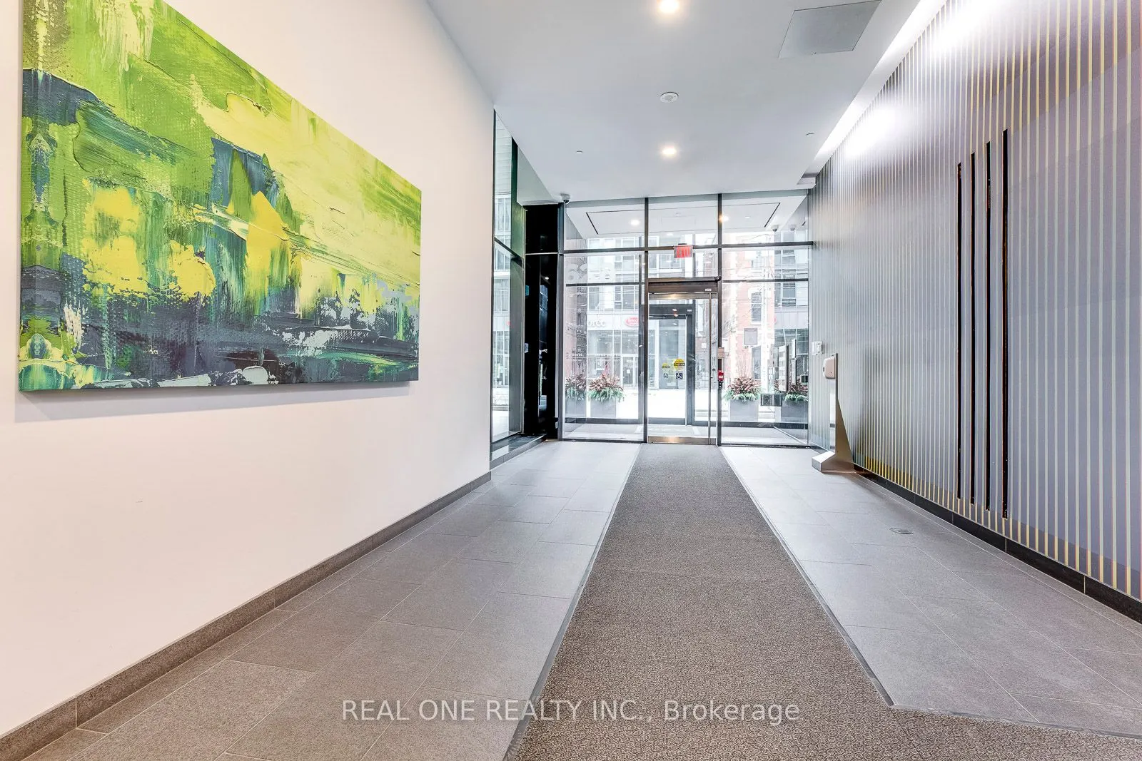 629 King St W, #913