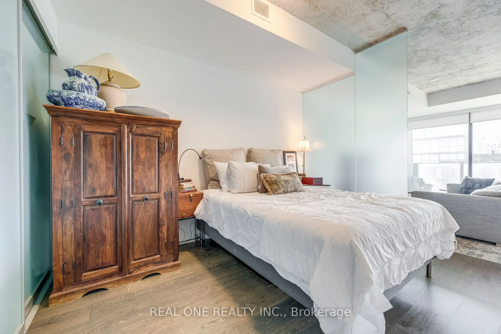 629 King St W, #913