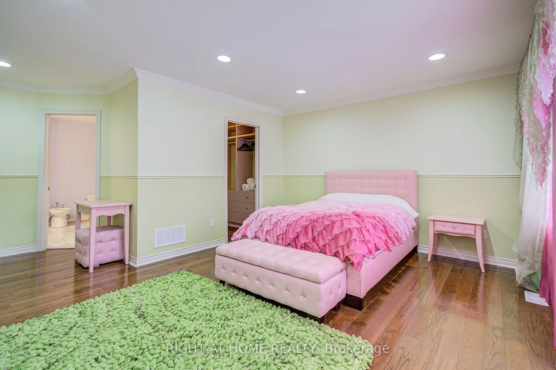 49 Arjay Crescent