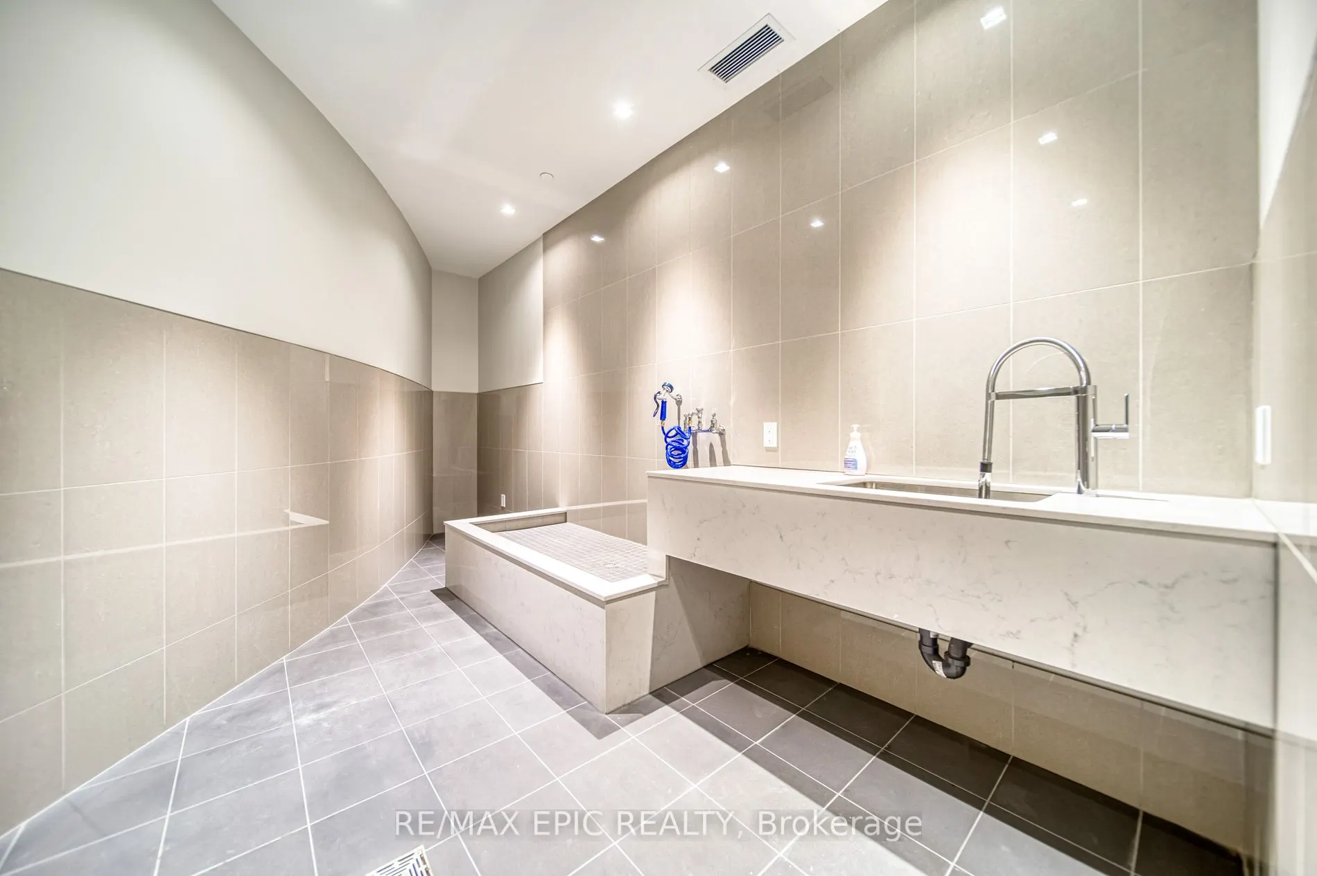 8 Tippett Rd, #501