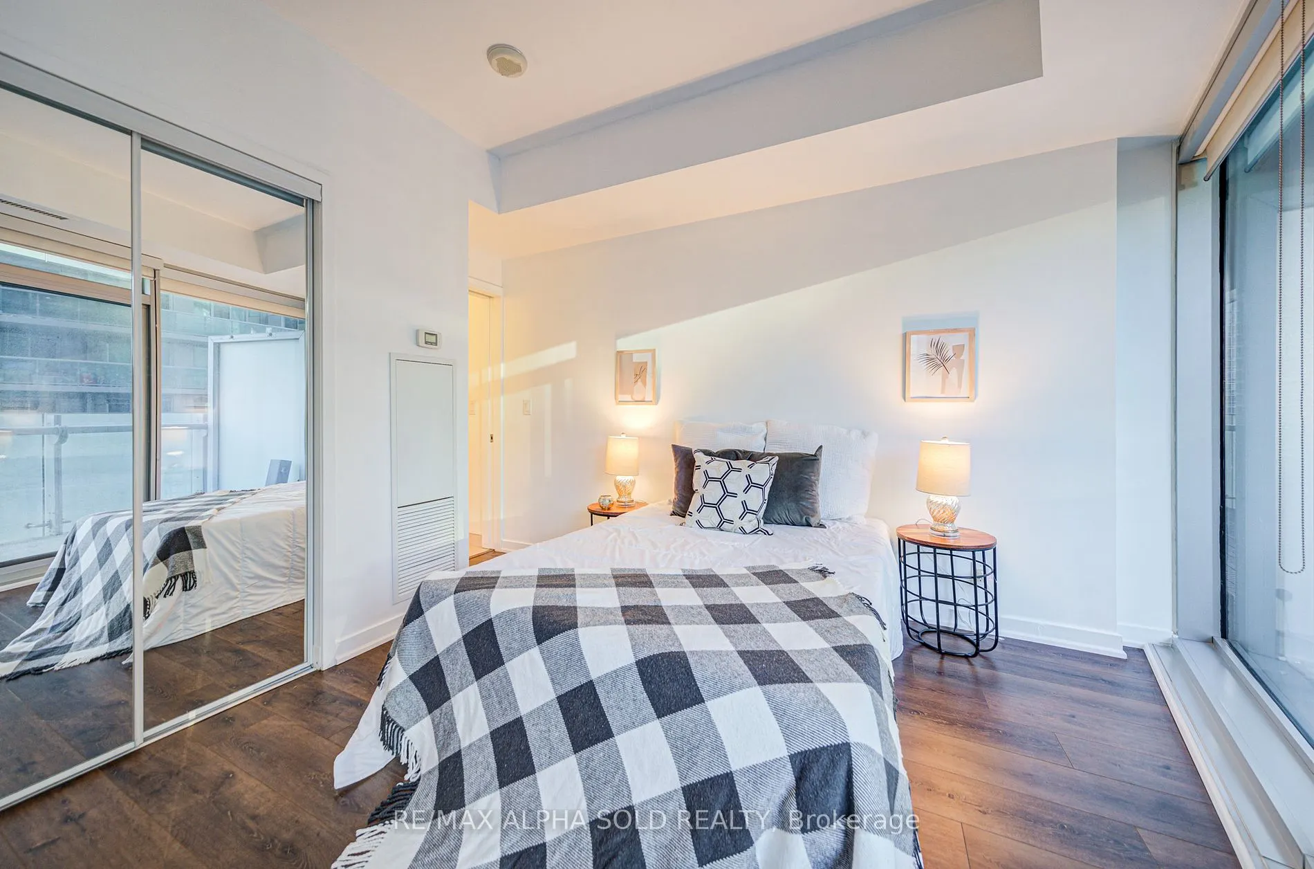 12 York St, #707