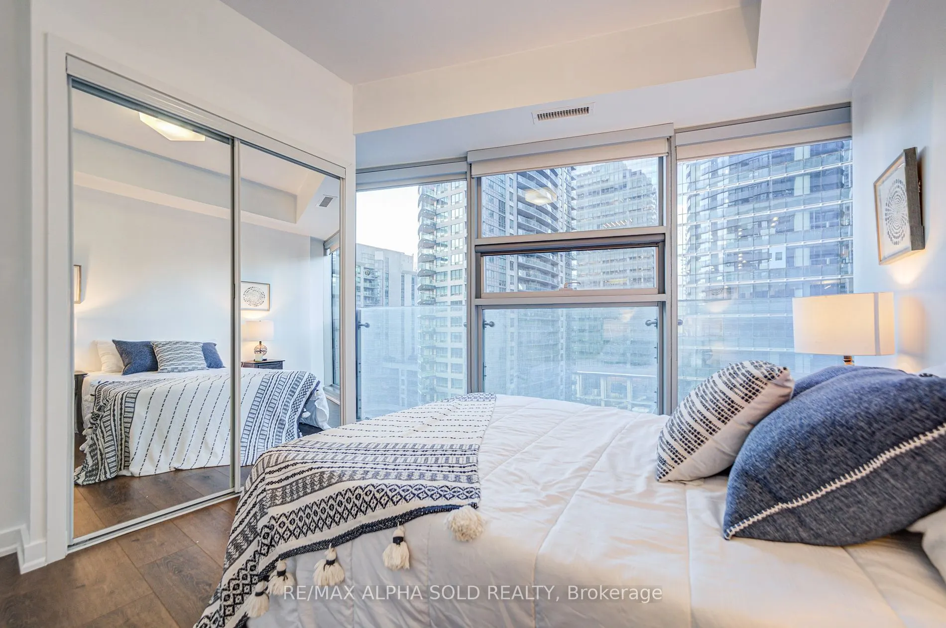 12 York St, #707