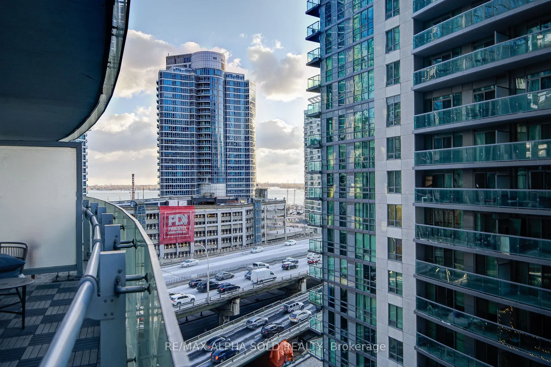 12 York St, #707