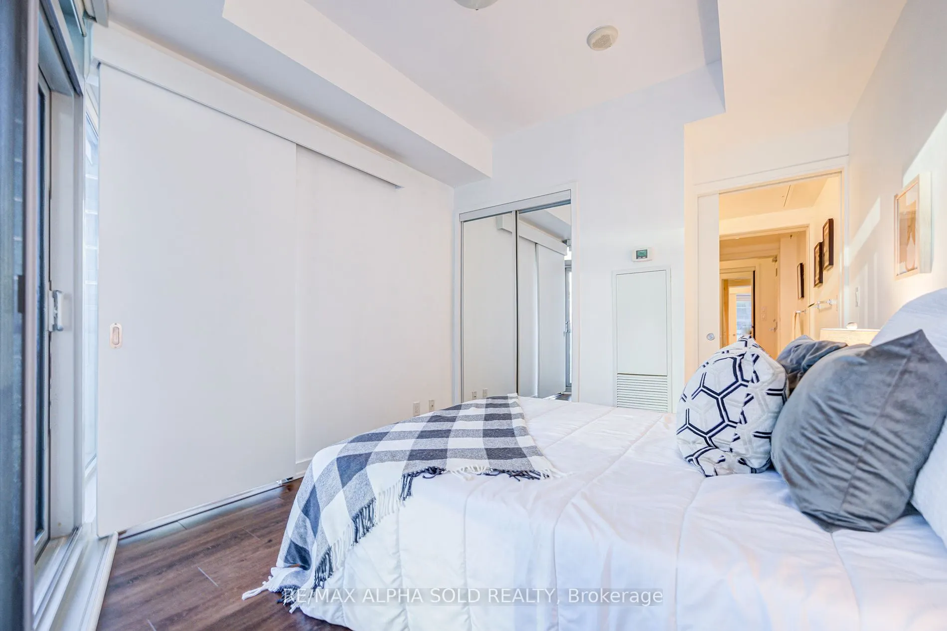 12 York St, #707