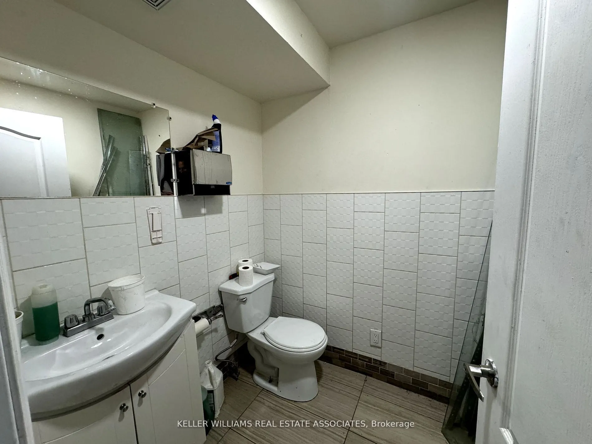592 Queen Street W
