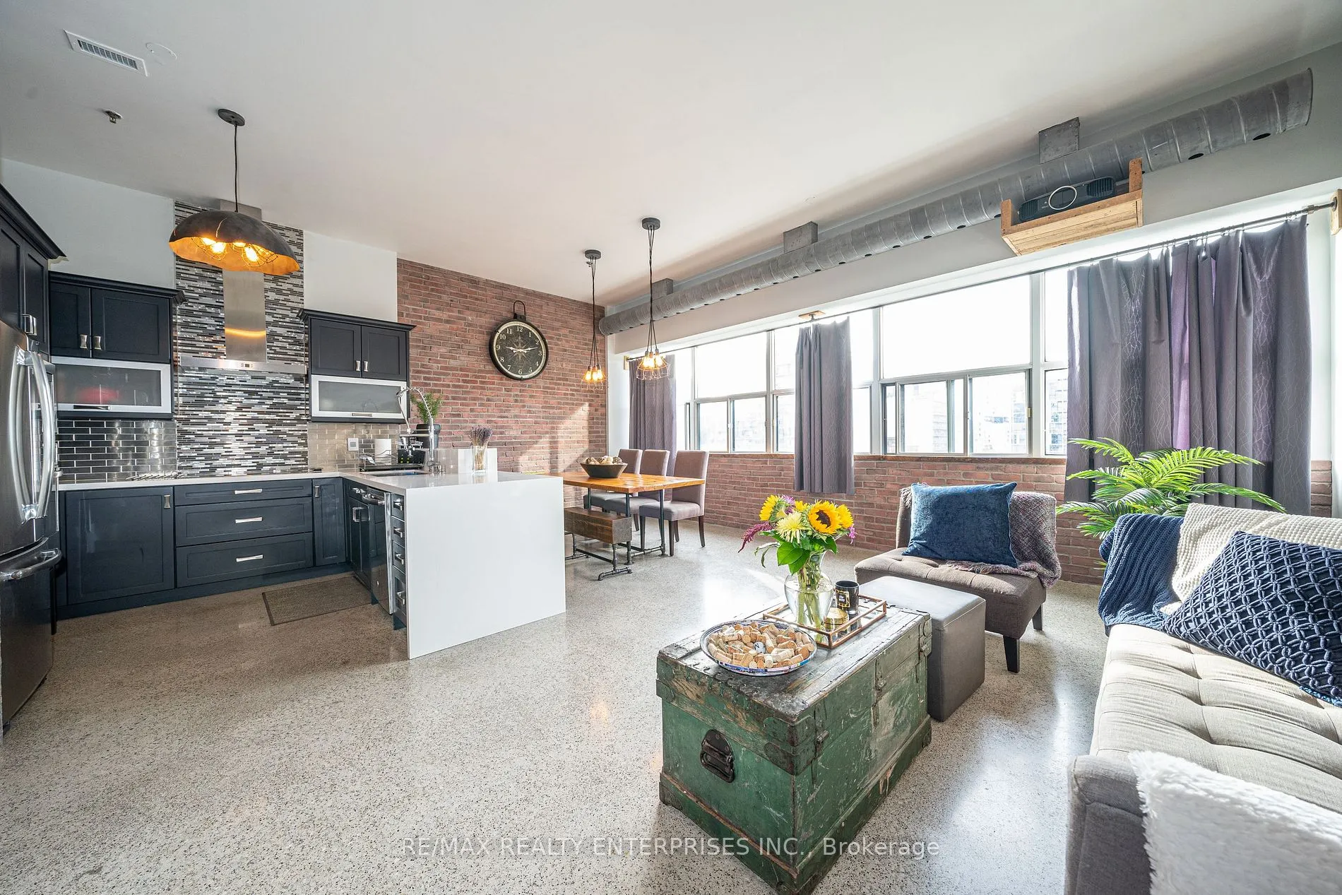 700 King St W, #515