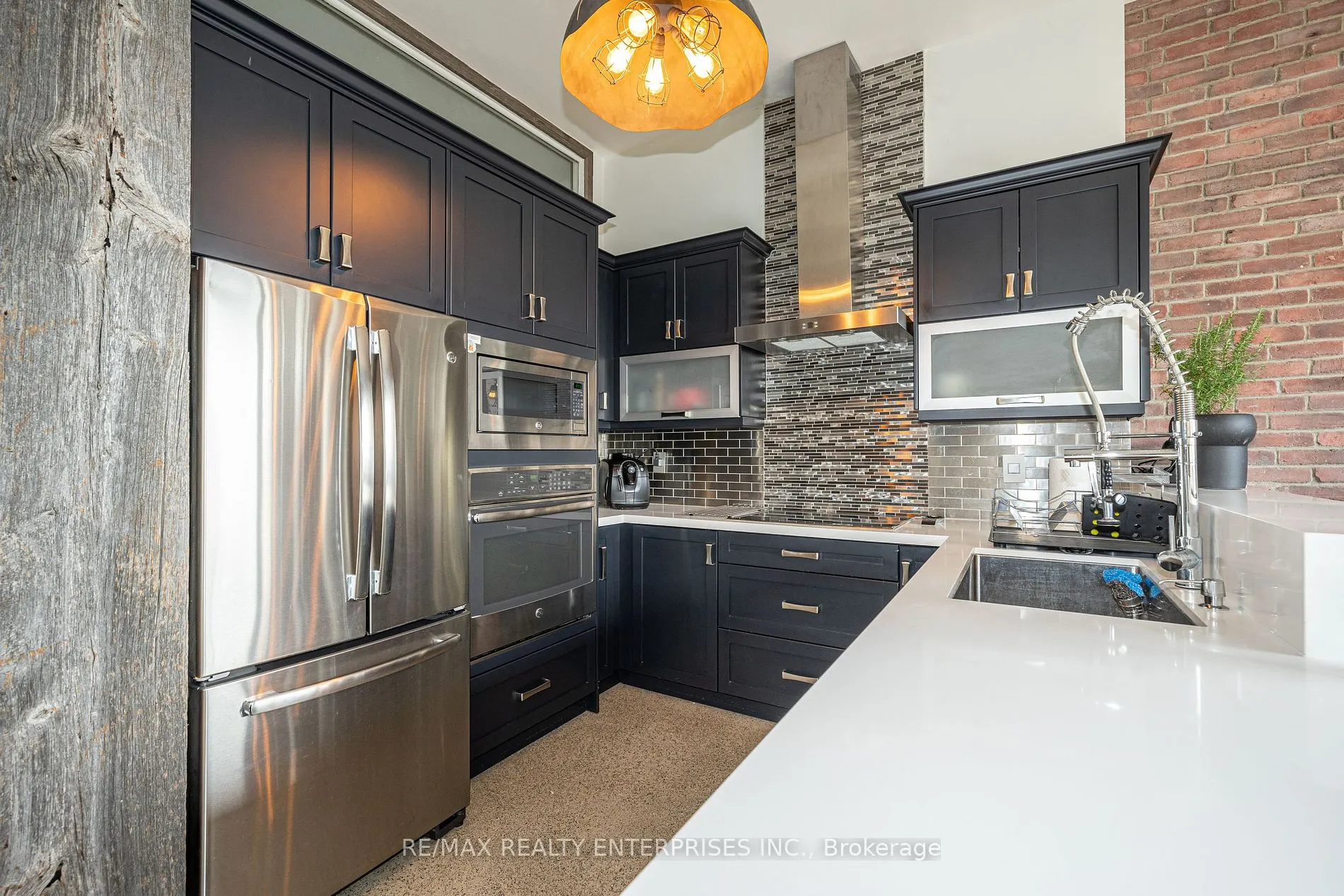 700 King St W, #515