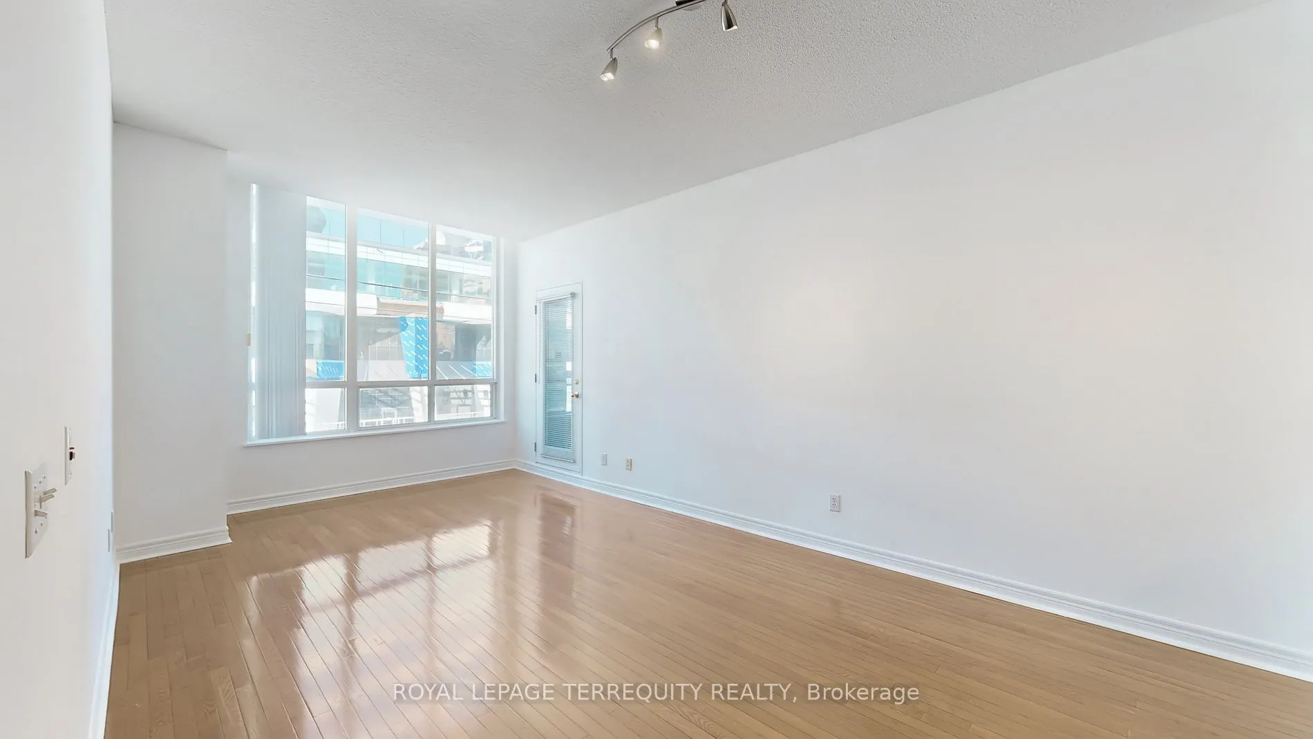 18 Parkview Ave, #207