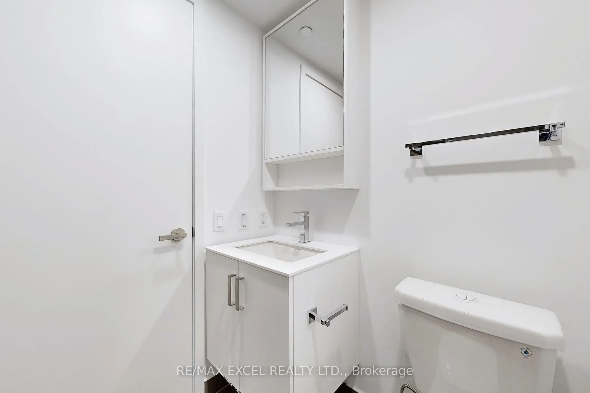 111 Queen St E, #1710