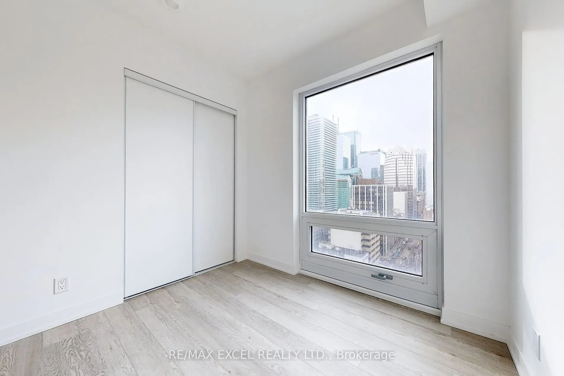 111 Queen St E, #1710