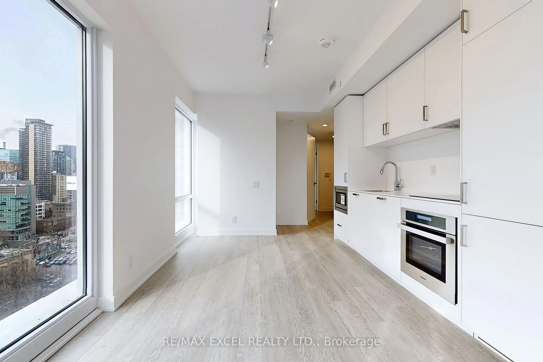 111 Queen St E, #1710