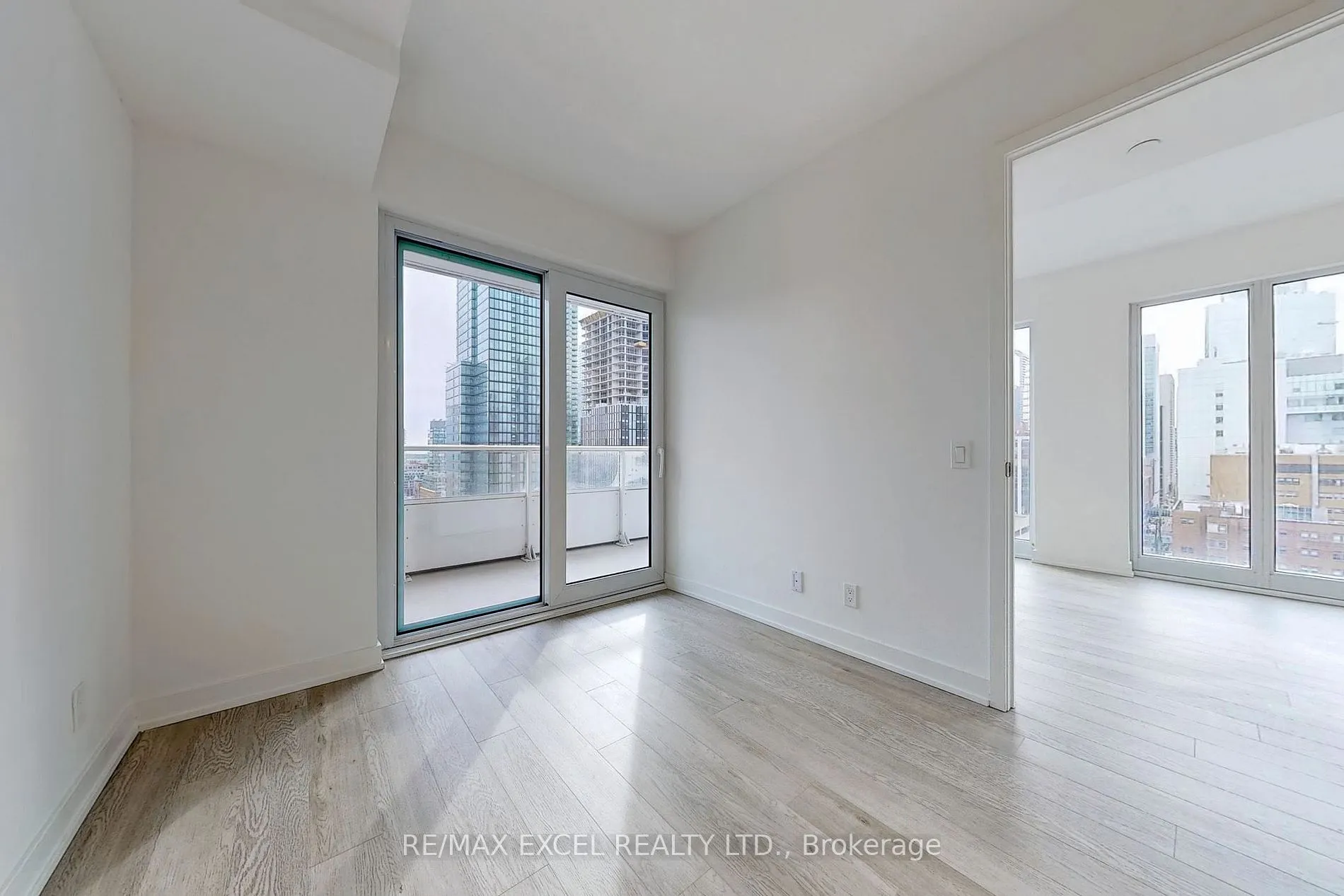 111 Queen St E, #1710