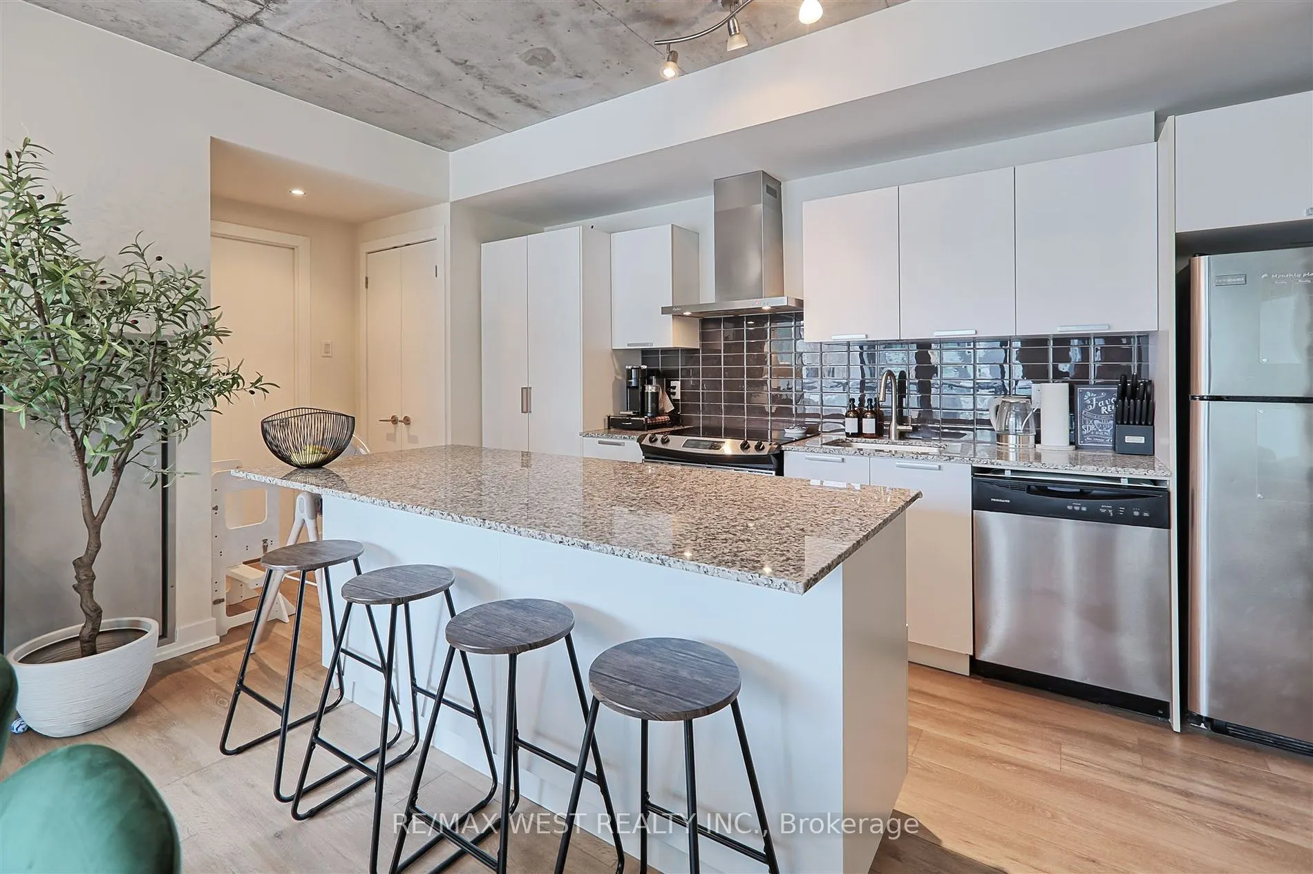 650 King Street W, #409