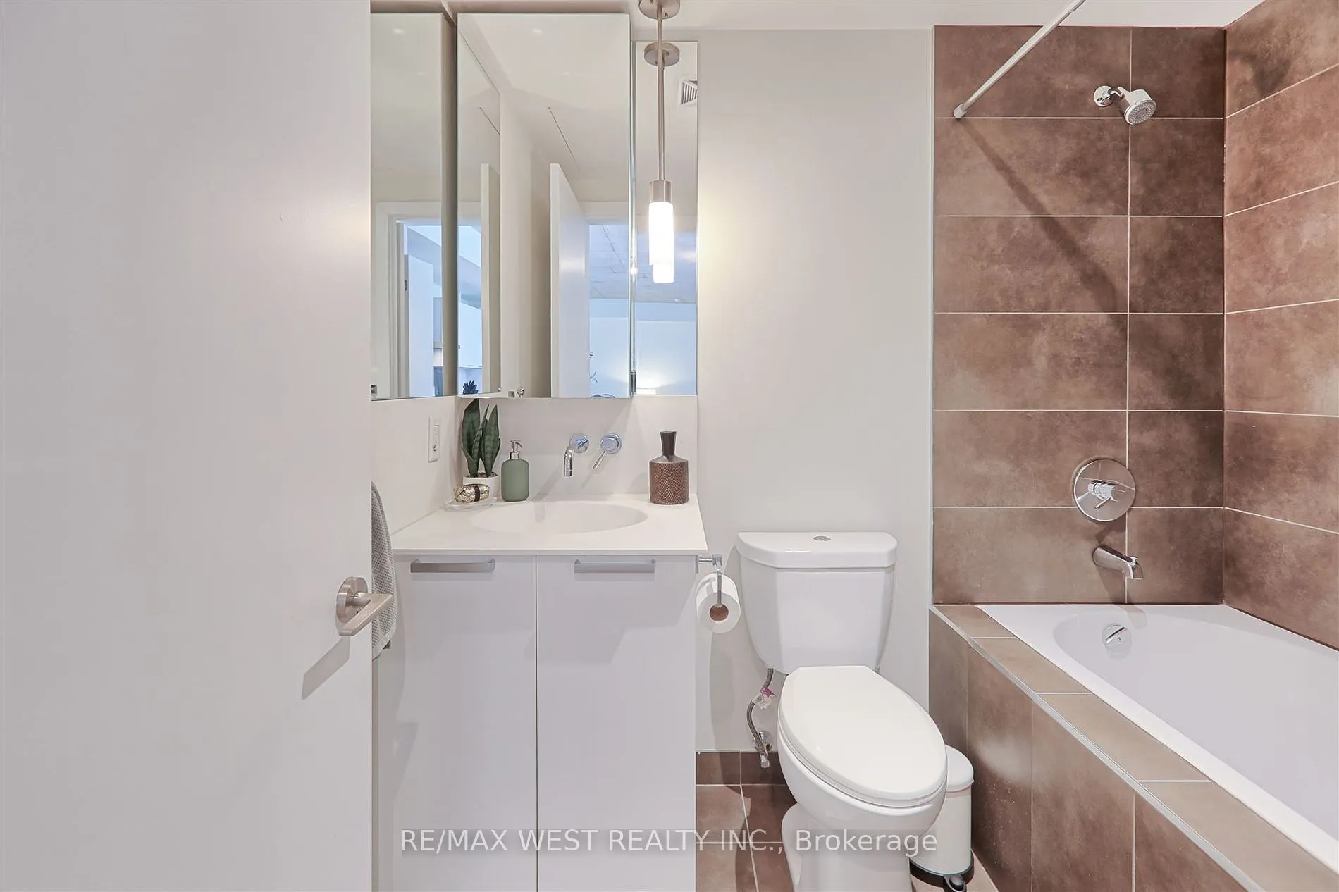 650 King Street W, #409