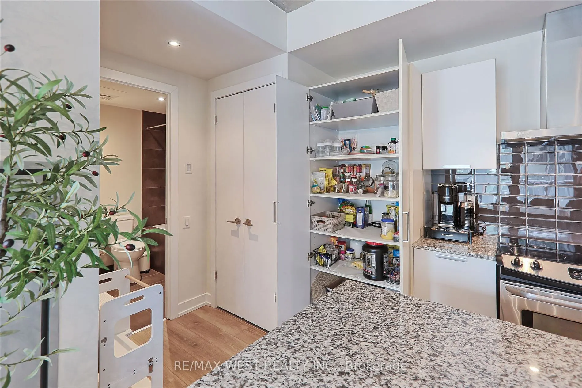 650 King Street W, #409