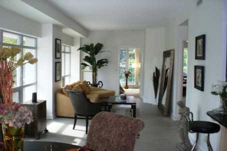 350 Wellington St, #205