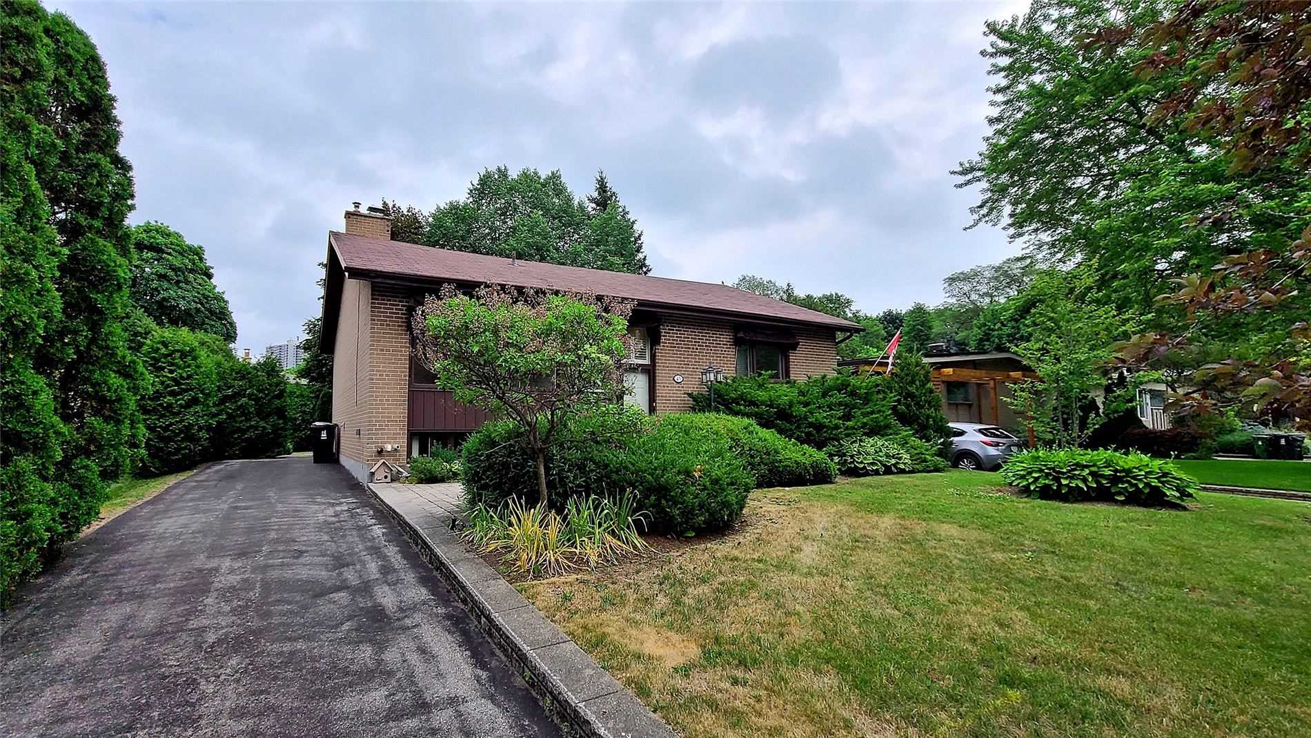 45 Lacewood Cres, (MLS® C4807475) See this detached house for sale