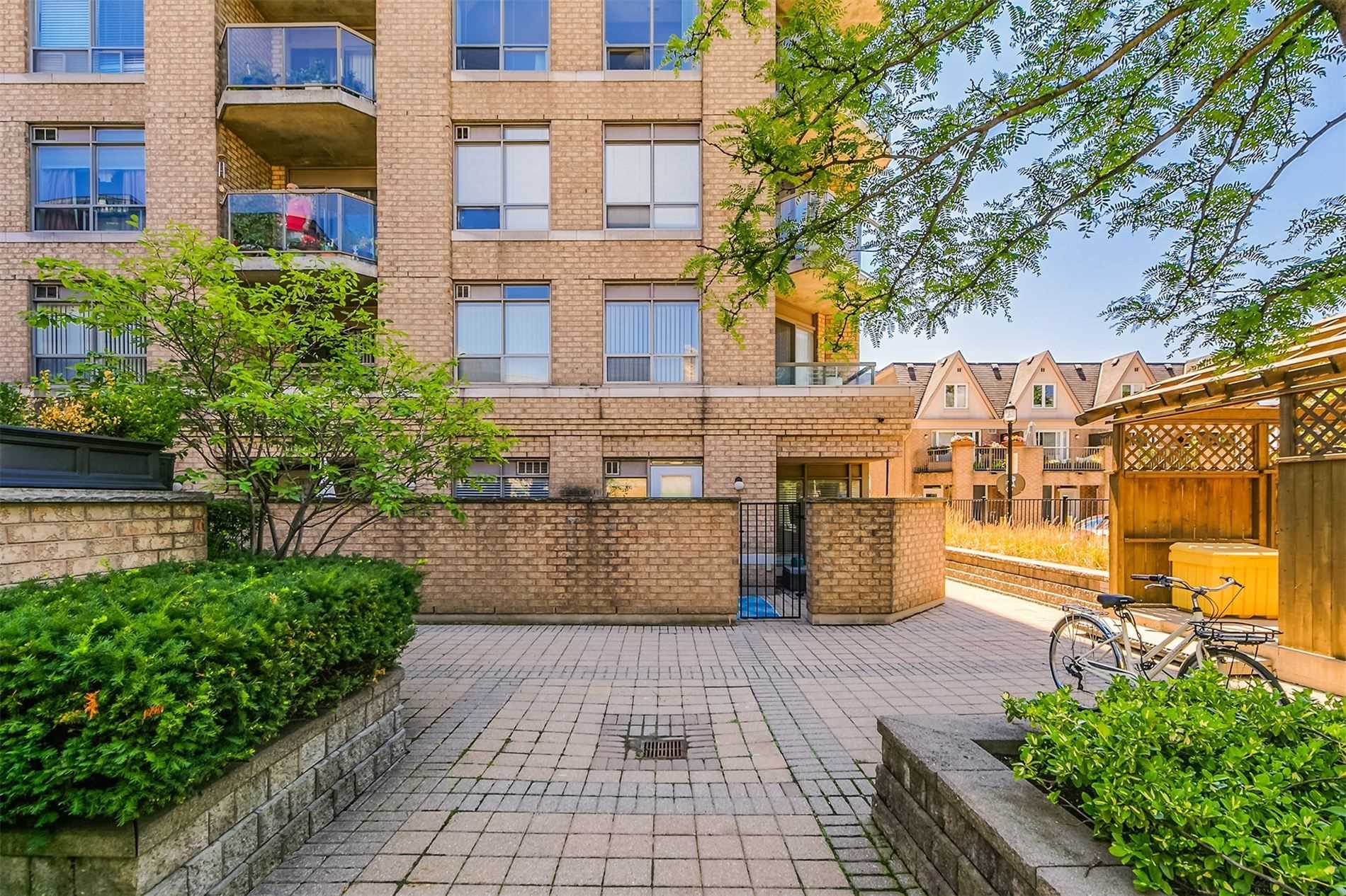 Bathurst St (MLS® C4846807) See this condo apartment for sale in